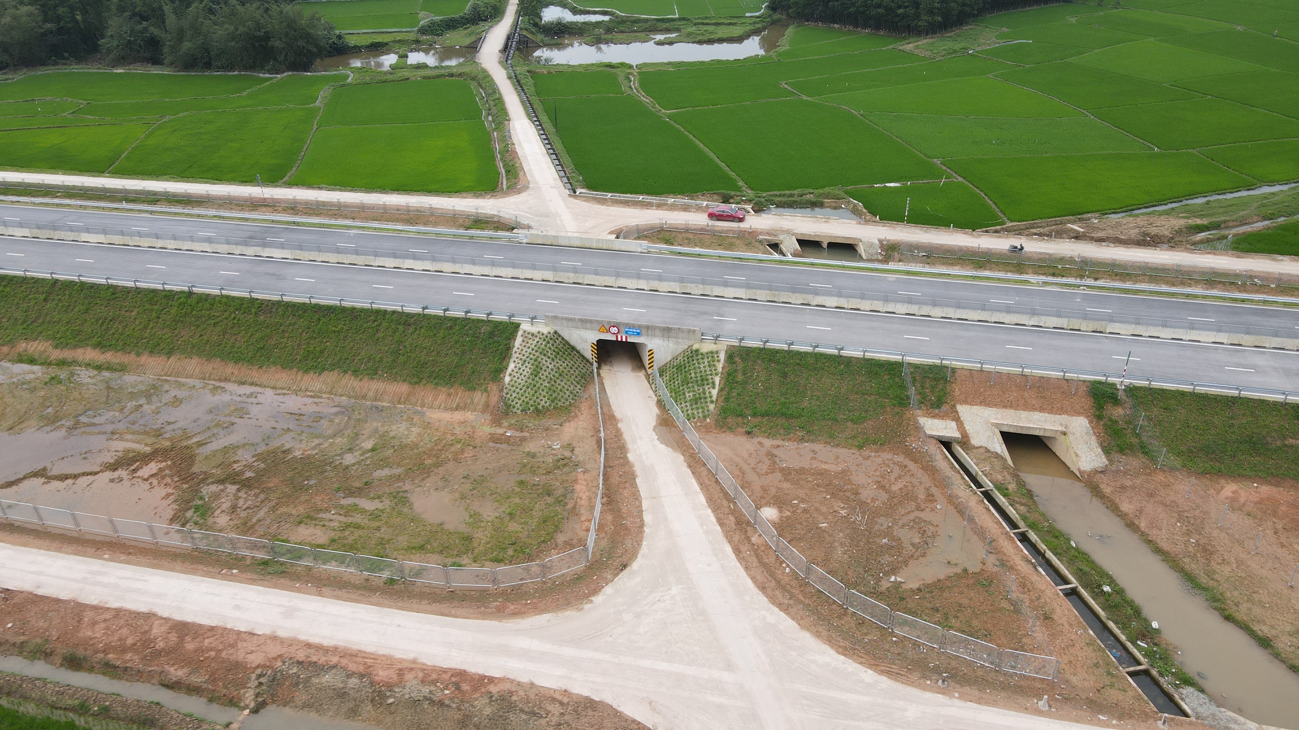 Ngắm cao tốc qua H&agrave; Tĩnh sắp th&ocirc;ng tuyến ch&iacute;nh- Ảnh 4.