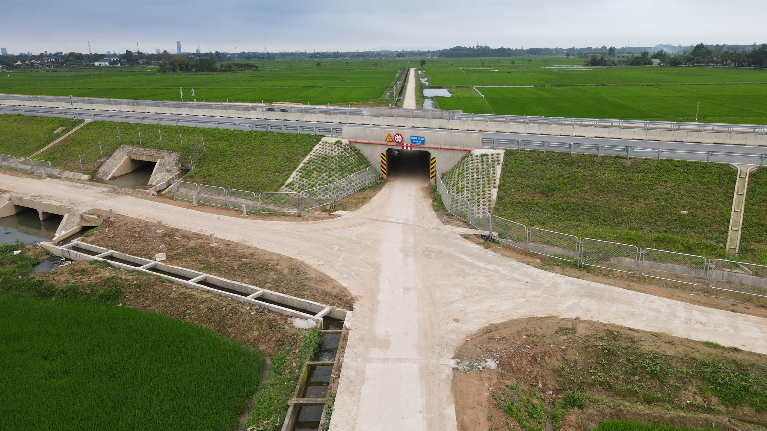 Ngắm cao tốc qua H&agrave; Tĩnh sắp th&ocirc;ng tuyến ch&iacute;nh- Ảnh 5.