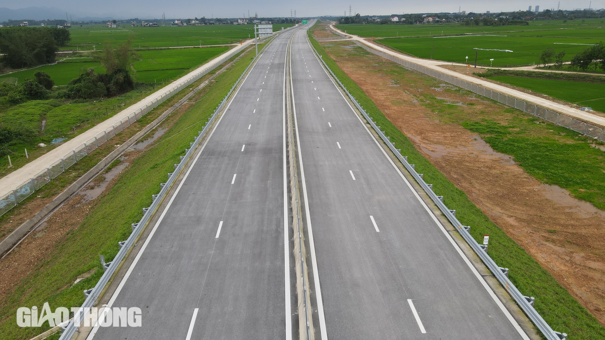 Ngắm cao tốc qua H&agrave; Tĩnh sắp th&ocirc;ng tuyến ch&iacute;nh- Ảnh 2.