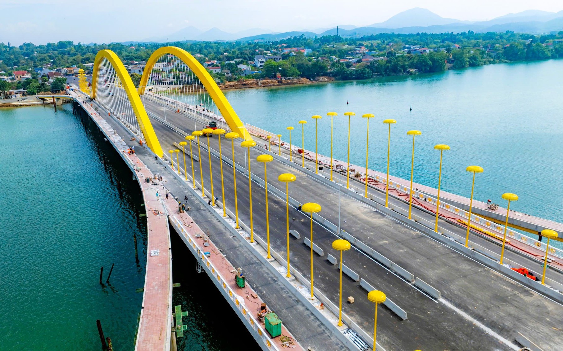 Cận cảnh cầu v&ograve;m th&eacute;p c&oacute; hệ thống chiếu s&aacute;ng &ldquo;lọng v&agrave;ng cung đ&igrave;nh&rdquo; sắp th&ocirc;ng xe