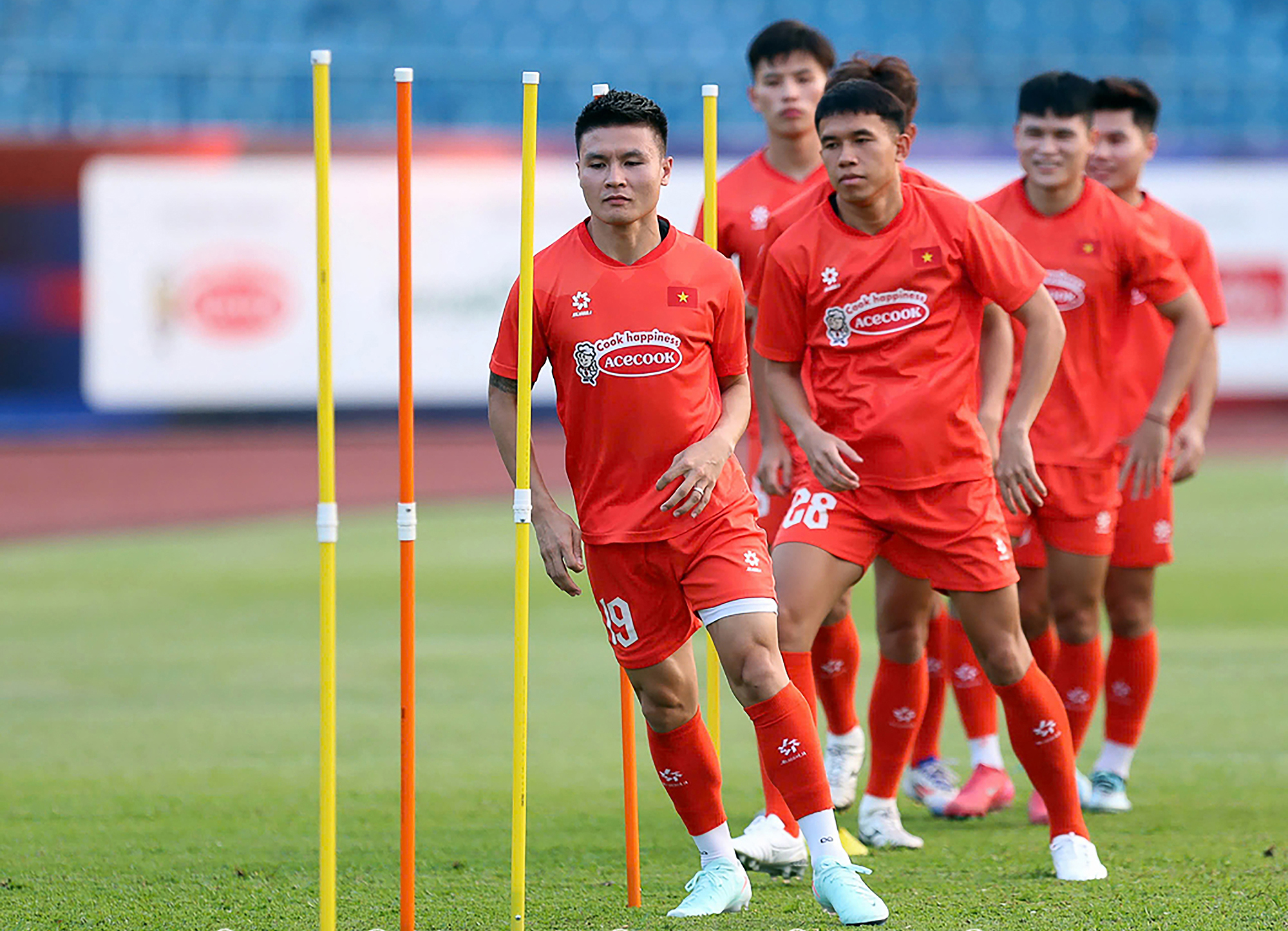 Tuyển Việt Nam chờ ph&eacute;p thử của HLV Kim Sang-sik- Ảnh 1.