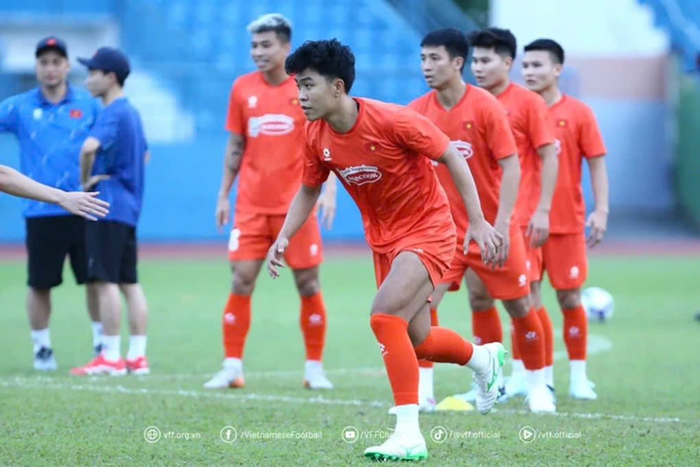 B&aacute;o Indonesia bất ngờ v&iacute; t&acirc;n binh tuyển Việt Nam với Sergio Ramos- Ảnh 1.