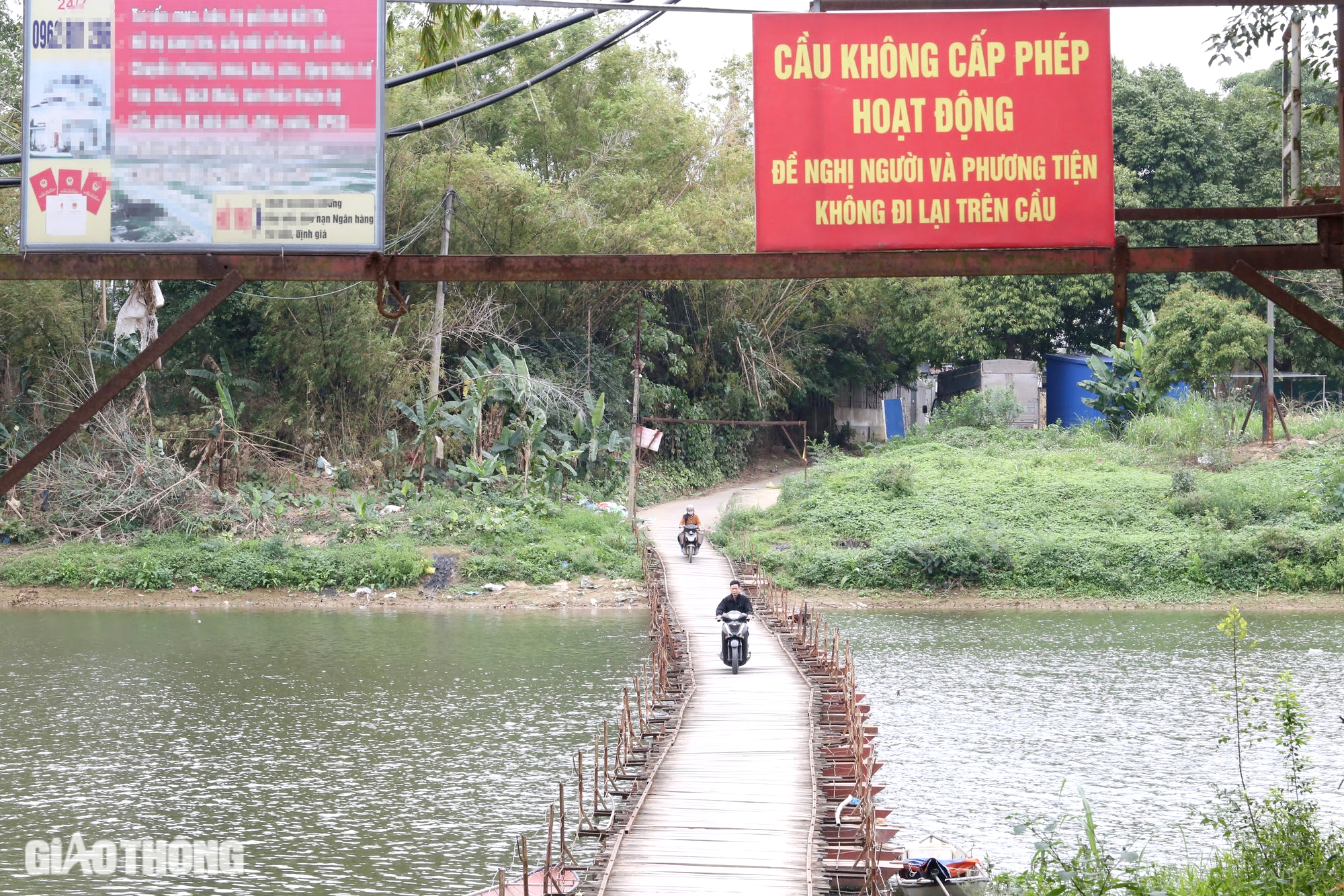 Th&aacute;i Nguy&ecirc;n: Cược mạng sống băng qua cầu phao bị cấm- Ảnh 1.