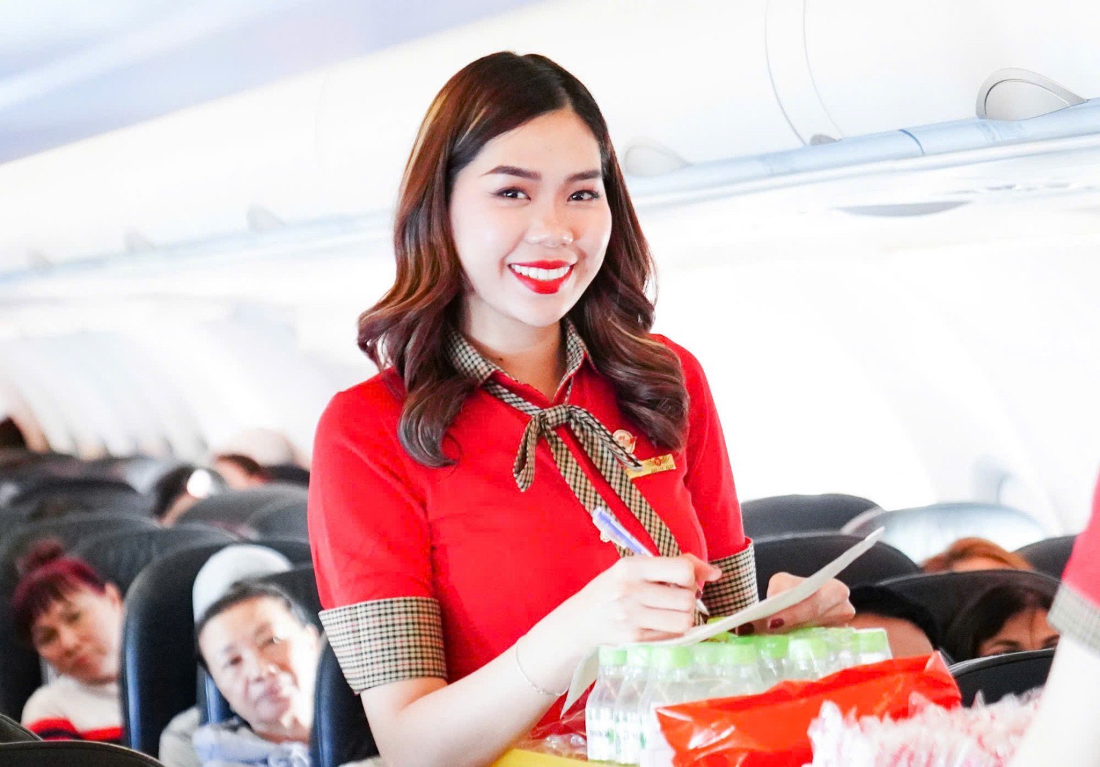 Vietjet khuyến mại lớn mừng lễ hội Holi Ấn Độ cho kh&aacute;ch bay thẳng tới Hyderabad, Bangalore- Ảnh 1.