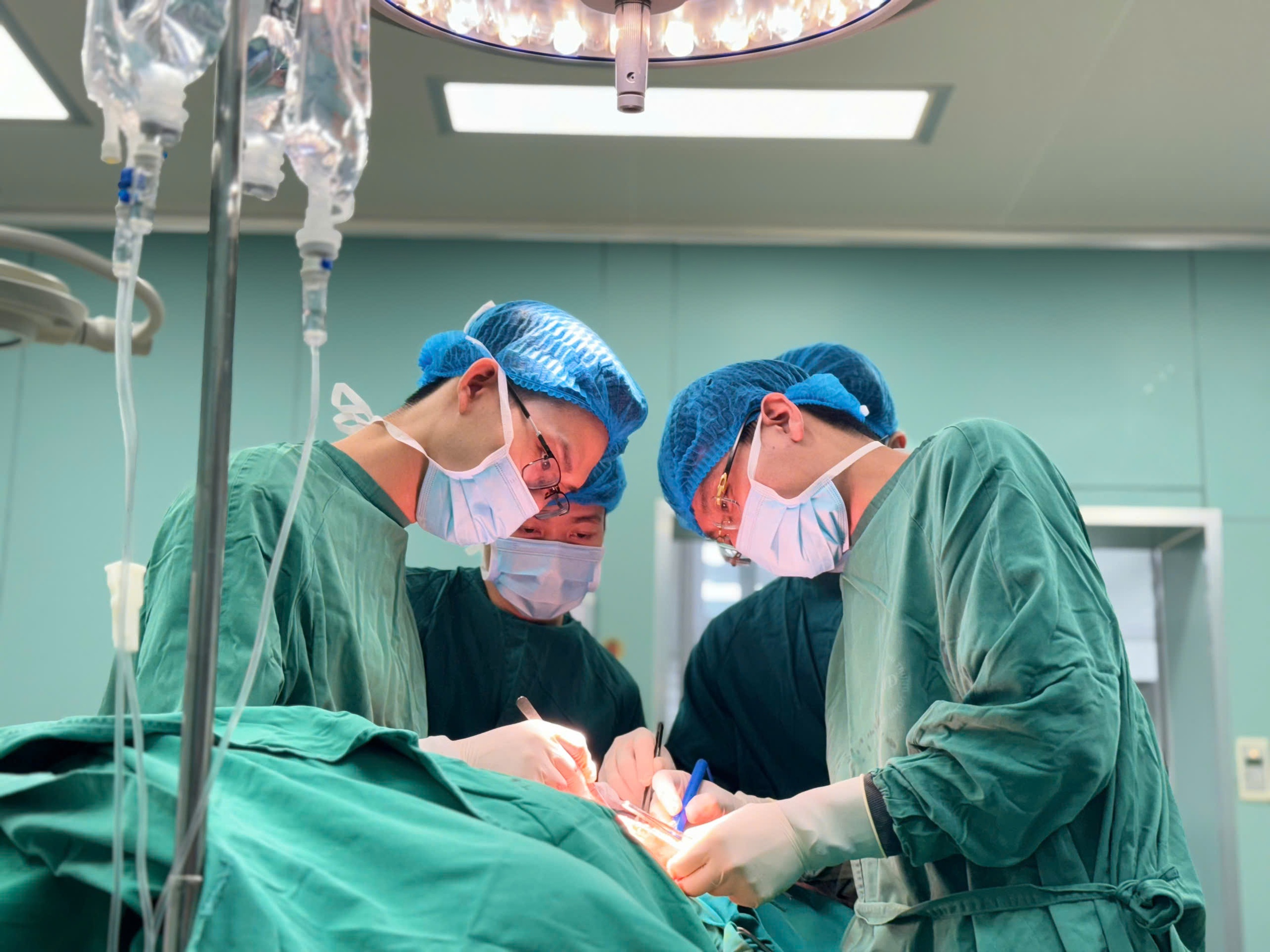 Hồi sinh cho c&ocirc; g&aacute;i sau 16 lần xạ trị ung thư v&uacute;- Ảnh 1.