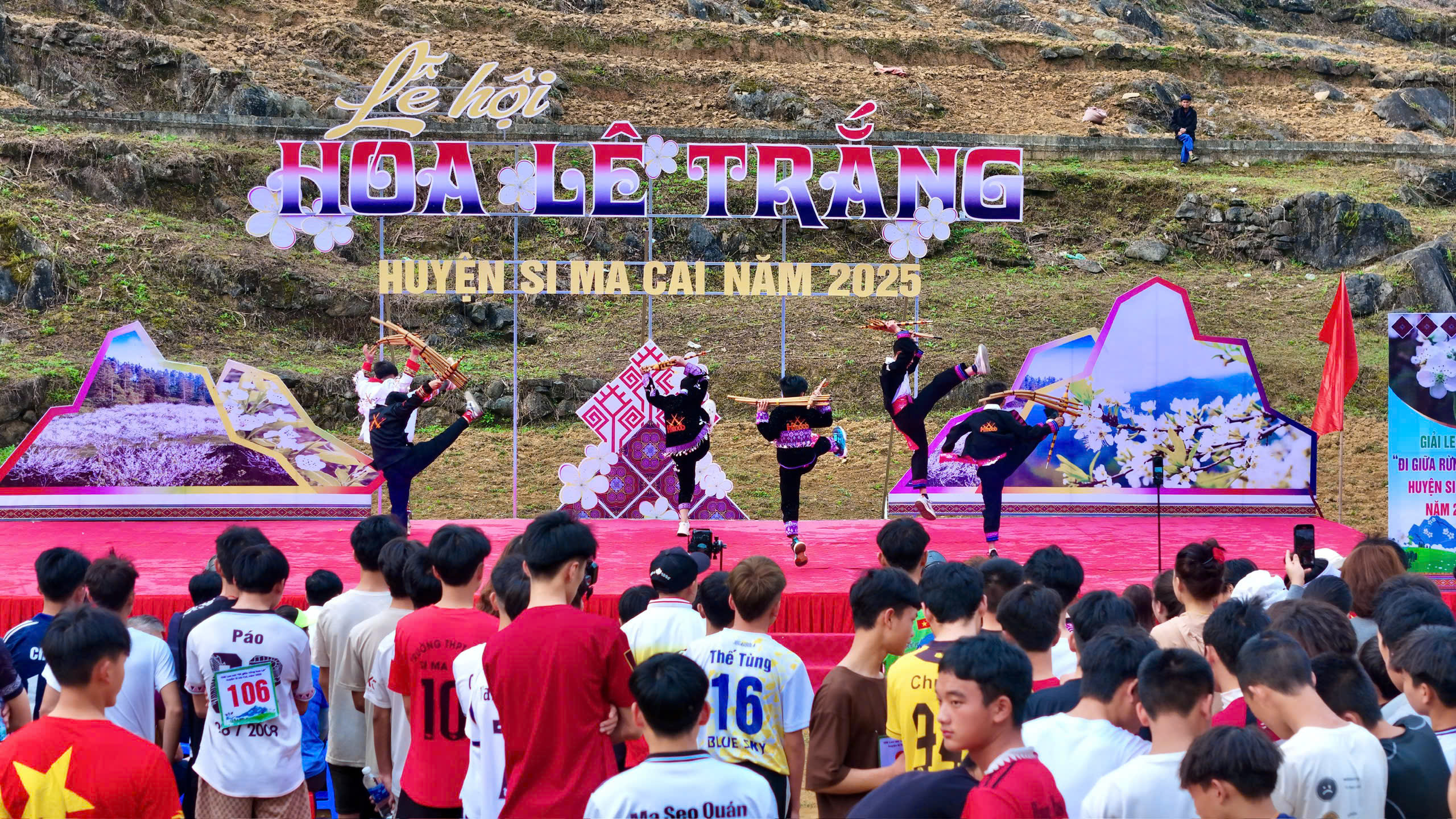 Du kh&aacute;ch m&ecirc; mẩn sắc trắng hoa l&ecirc; ở huyện miền n&uacute;i L&agrave;o Cai- Ảnh 19.