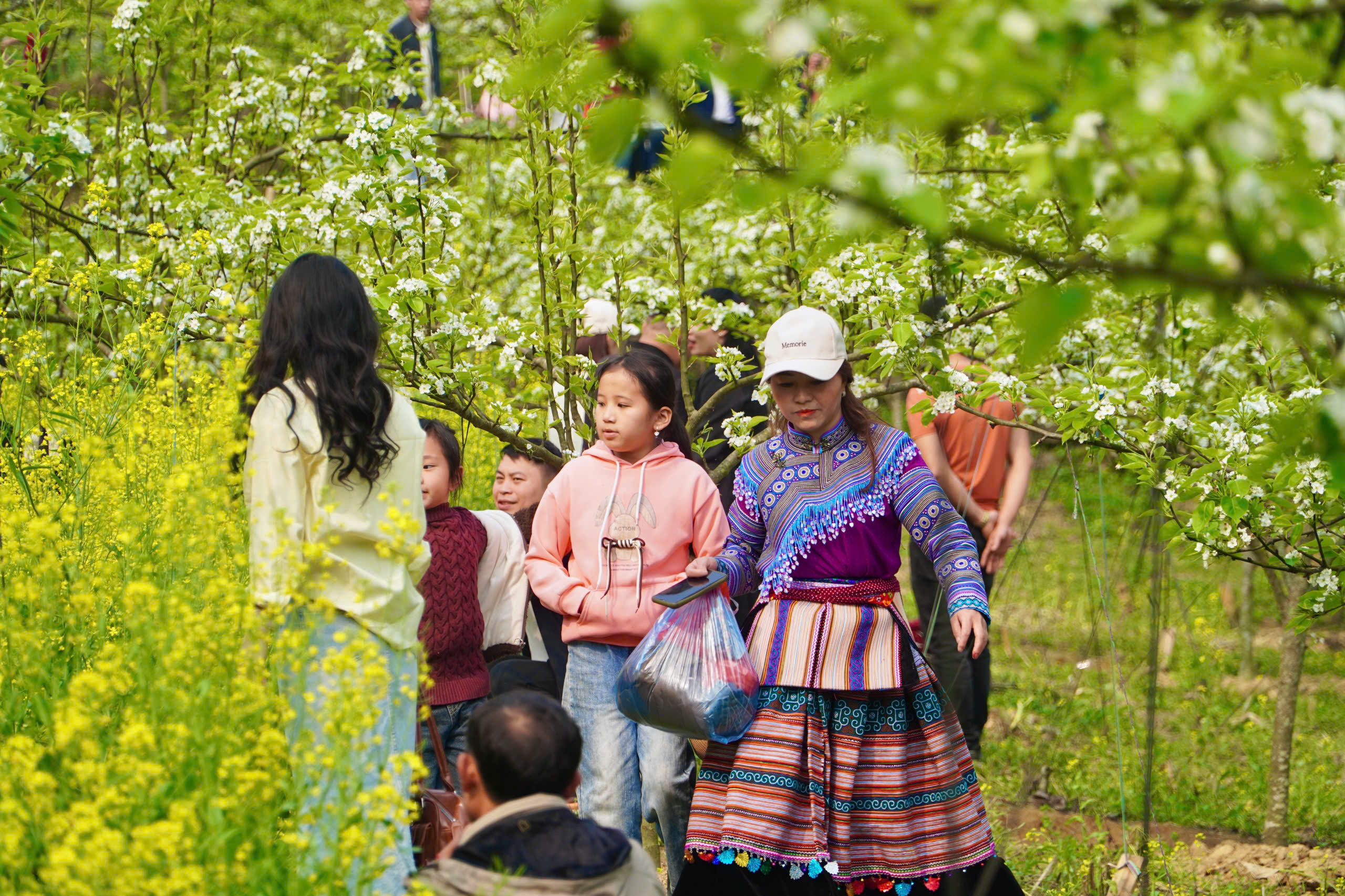 Du kh&aacute;ch m&ecirc; mẩn sắc trắng hoa l&ecirc; ở huyện miền n&uacute;i L&agrave;o Cai- Ảnh 10.