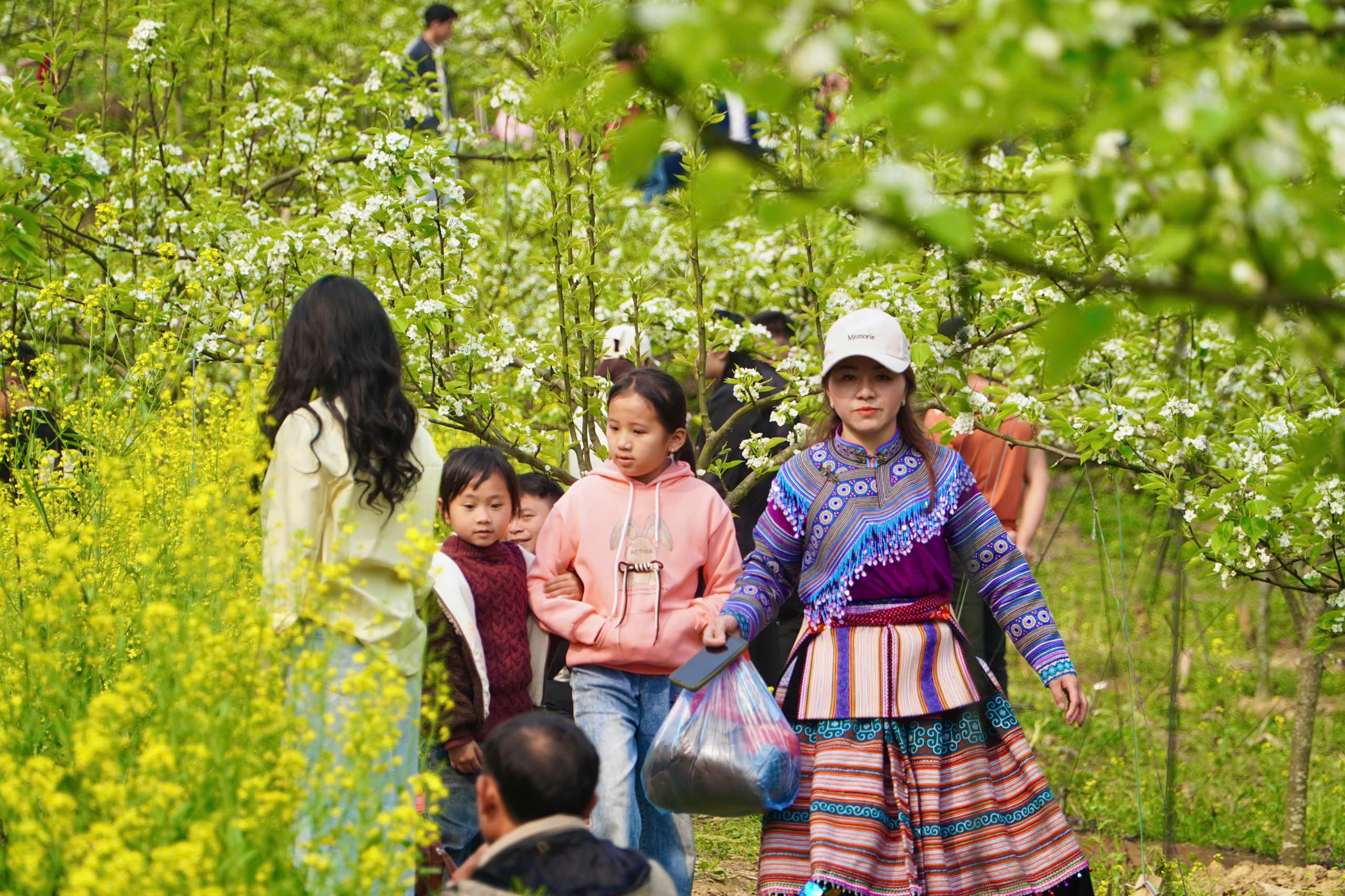 Du kh&aacute;ch m&ecirc; mẩn sắc trắng hoa l&ecirc; ở huyện miền n&uacute;i L&agrave;o Cai- Ảnh 11.