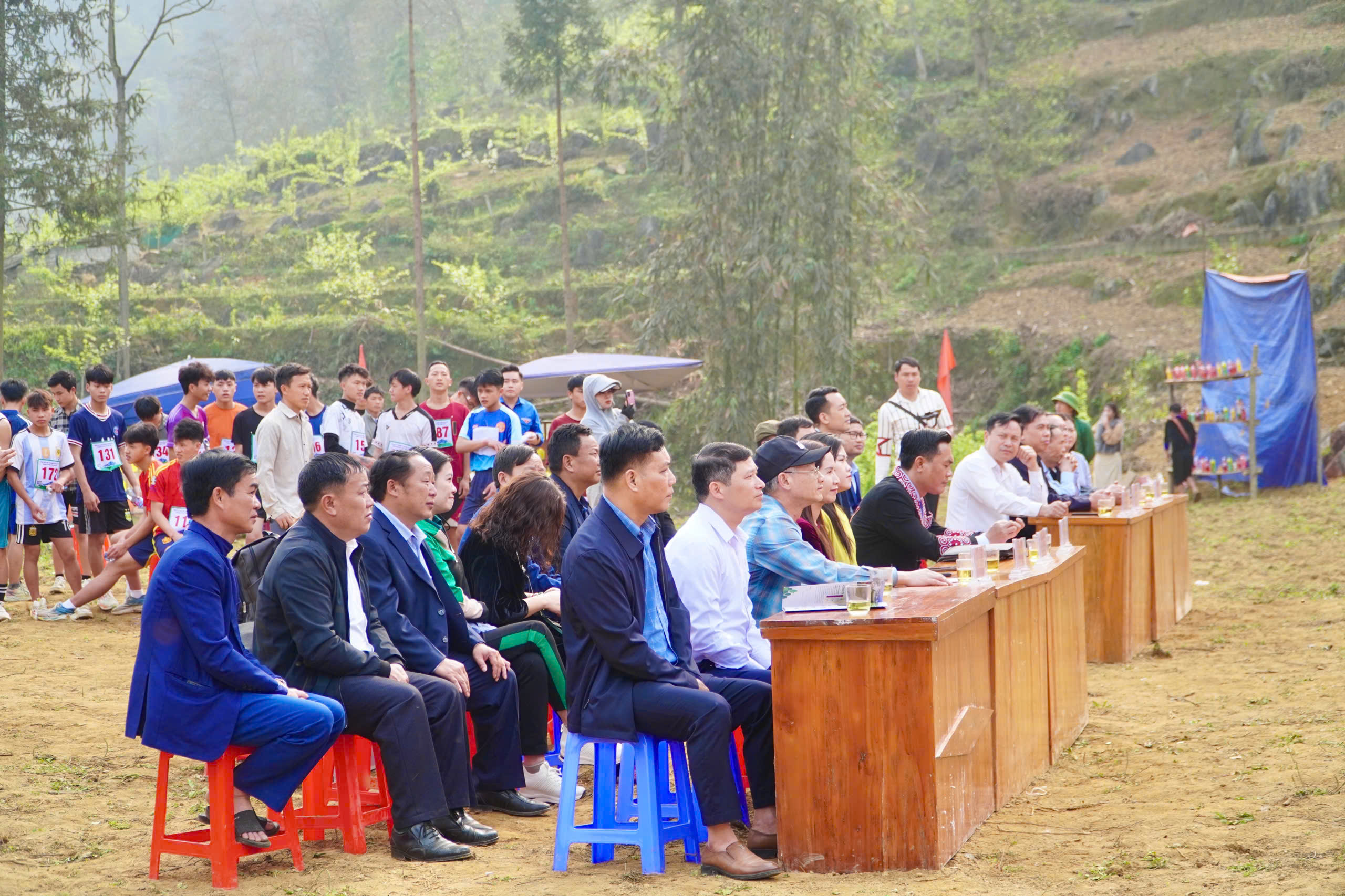 Du kh&aacute;ch m&ecirc; mẩn sắc trắng hoa l&ecirc; ở huyện miền n&uacute;i L&agrave;o Cai- Ảnh 20.