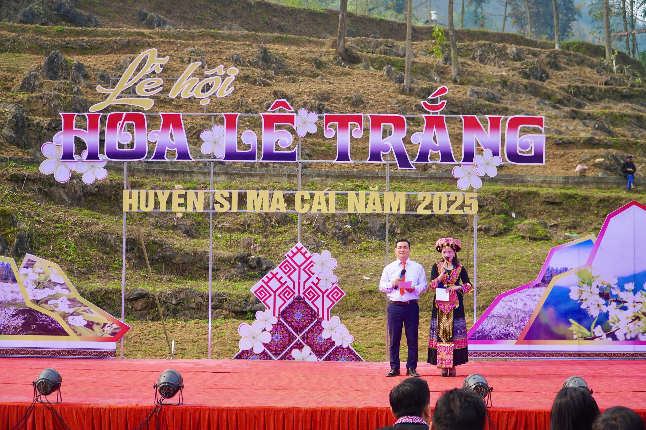 Du kh&aacute;ch m&ecirc; mẩn sắc trắng hoa l&ecirc; ở huyện miền n&uacute;i L&agrave;o Cai- Ảnh 21.