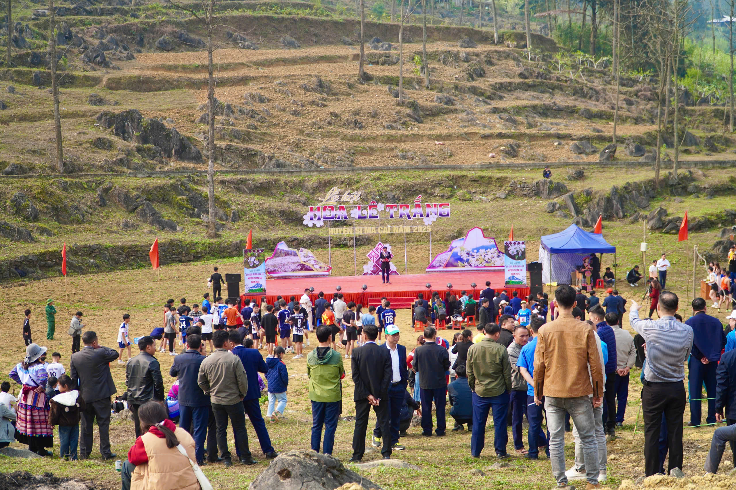 Du kh&aacute;ch m&ecirc; mẩn sắc trắng hoa l&ecirc; ở huyện miền n&uacute;i L&agrave;o Cai- Ảnh 22.