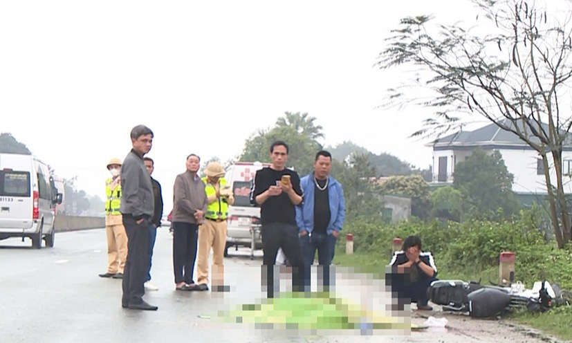 Va chạm với xe tải, người đ&agrave;n &ocirc;ng đi xe m&aacute;y tử vong- Ảnh 1.