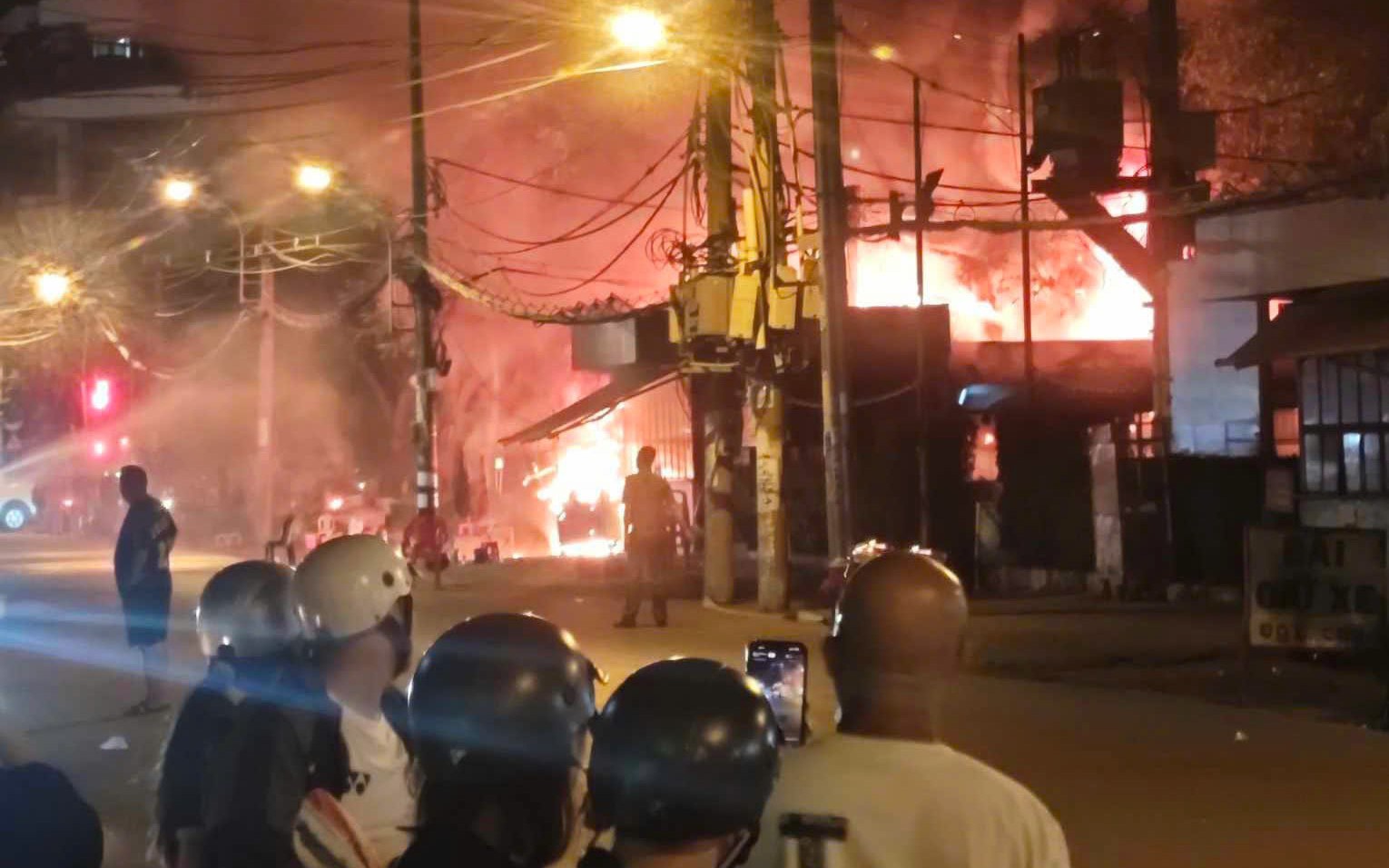 TP.HCM: Ch&aacute;y chợ Thanh Đa, nhiều ki ốt đổ sập