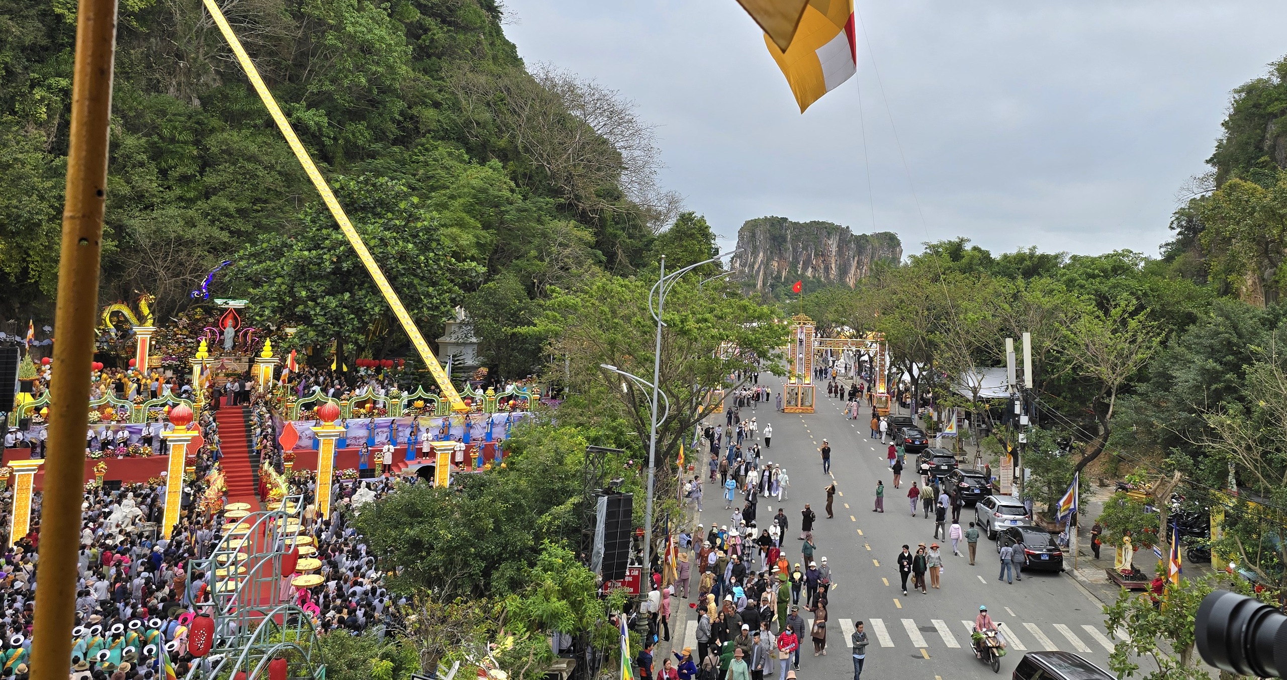 H&agrave;ng ngh&igrave;n người dự lễ v&iacute;a Đức Bồ T&aacute;t Qu&aacute;n Thế &Acirc;m tại Đ&agrave; Nẵng- Ảnh 10.