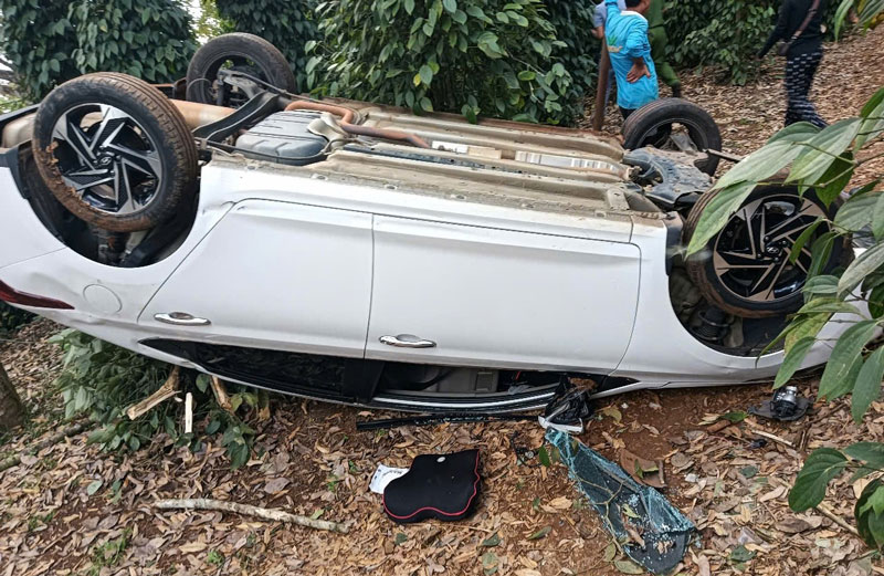 Xe &ocirc; t&ocirc; lật ngửa nghi do bị rượt đuổi.