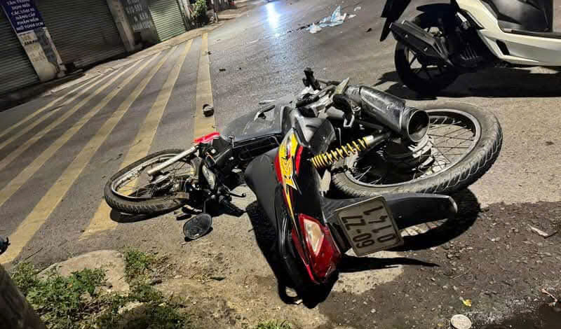 Chiếc xe m&aacute;y tại hiện trường vụ tai nạn.