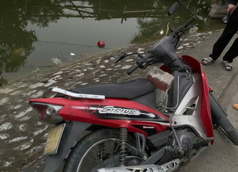 Nơi người dân phát hiện sự việc là một đoạn đường cong cua sát mương nước. Nơi người dân phát hiện sự việc là một đoạn đường cong cua sát mương nước.