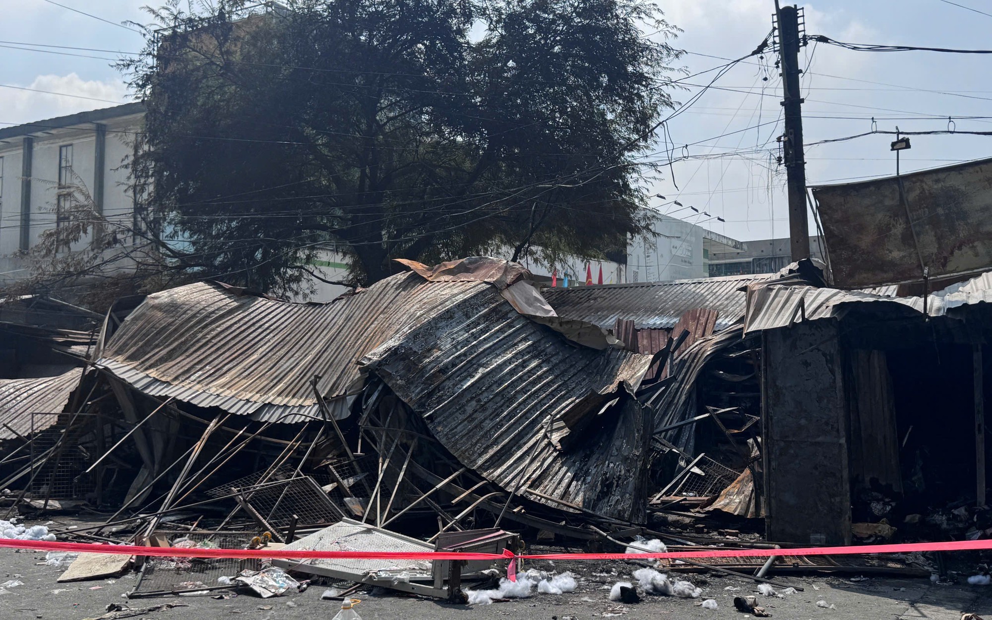 Tiểu thương thẫn thờ sau vụ ch&aacute;y chợ Thanh Đa ở TP.HCM