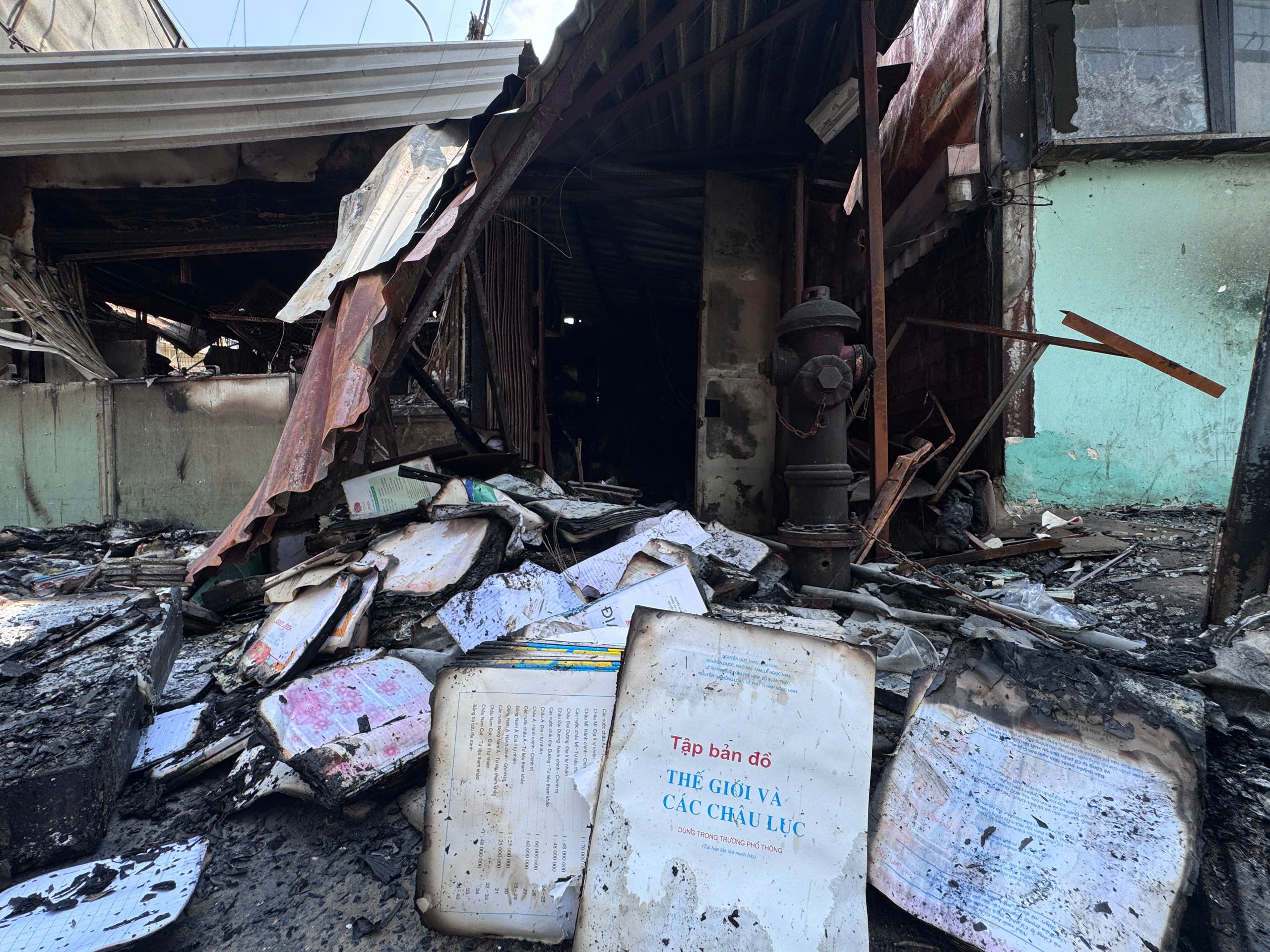 Tiểu thương thẫn thờ sau vụ ch&aacute;y chợ Thanh Đa ở TP.HCM- Ảnh 13.