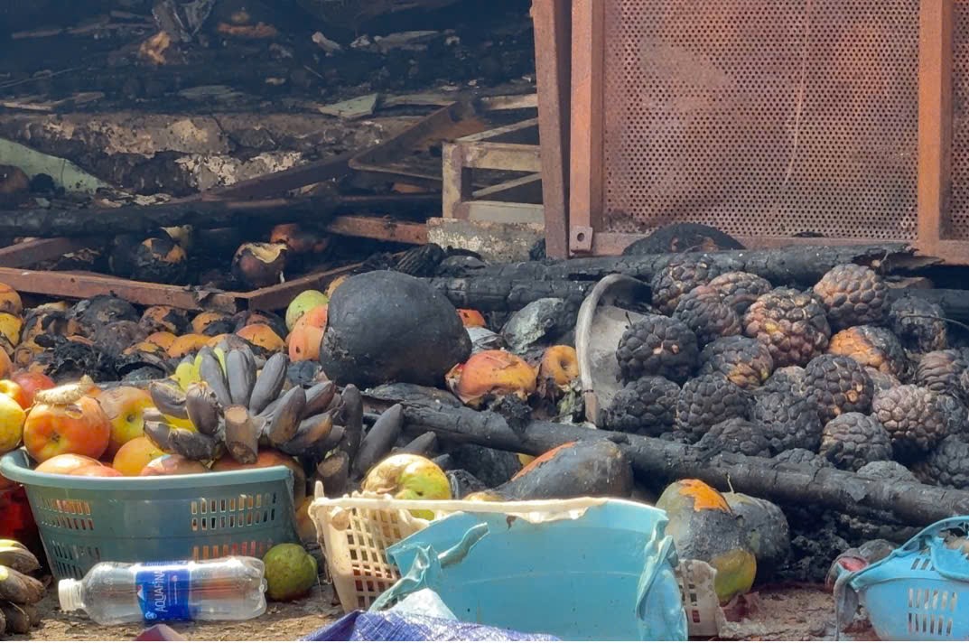 Tiểu thương thẫn thờ sau vụ ch&aacute;y chợ Thanh Đa ở TP.HCM- Ảnh 6.