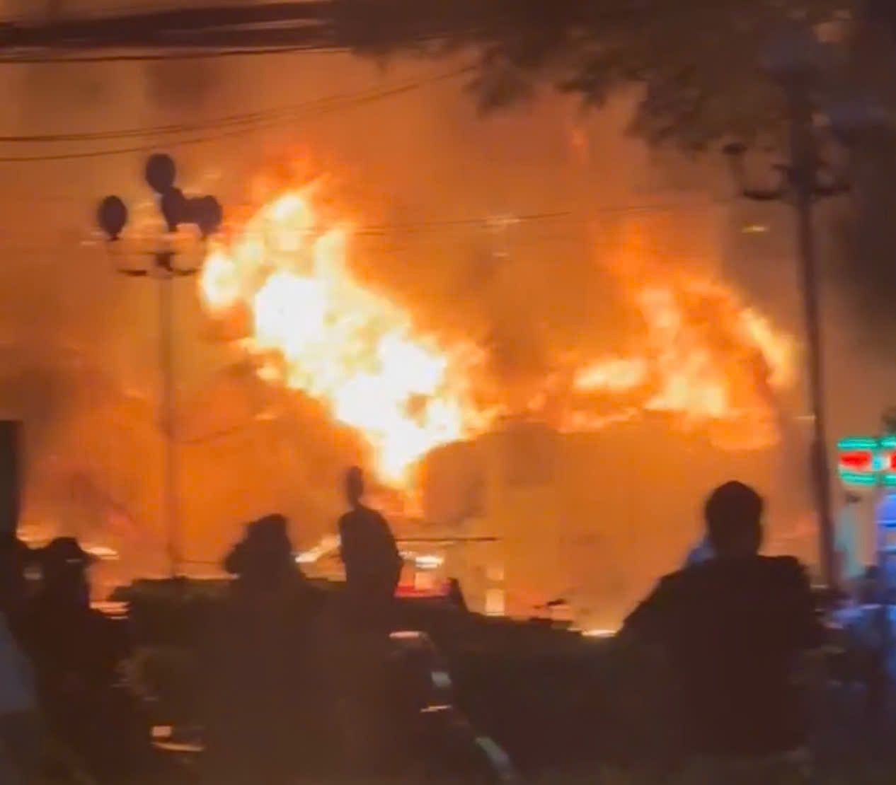 Tiểu thương thẫn thờ sau vụ ch&aacute;y chợ Thanh Đa ở TP.HCM- Ảnh 15.