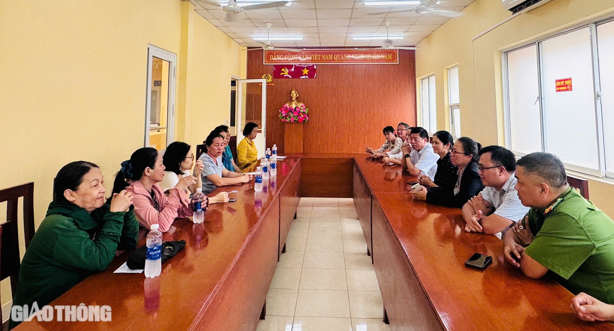 Tiểu thương vụ ch&aacute;y chợ Thanh Đa bật kh&oacute;c, mong sớm được ổn định cuộc sống- Ảnh 1.