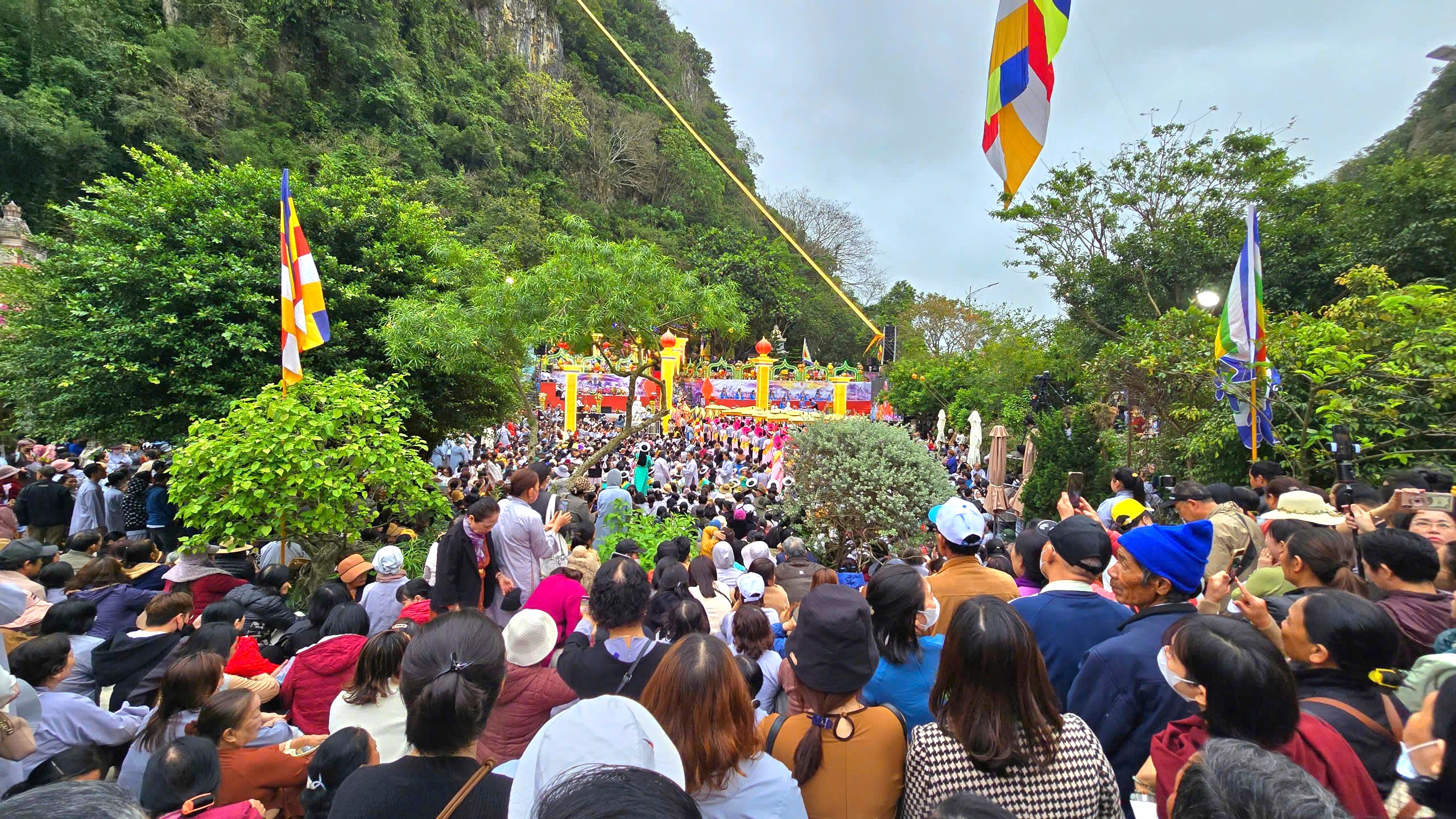 H&agrave;ng ngh&igrave;n người dự lễ v&iacute;a Đức Bồ T&aacute;t Qu&aacute;n Thế &Acirc;m tại Đ&agrave; Nẵng- Ảnh 5.