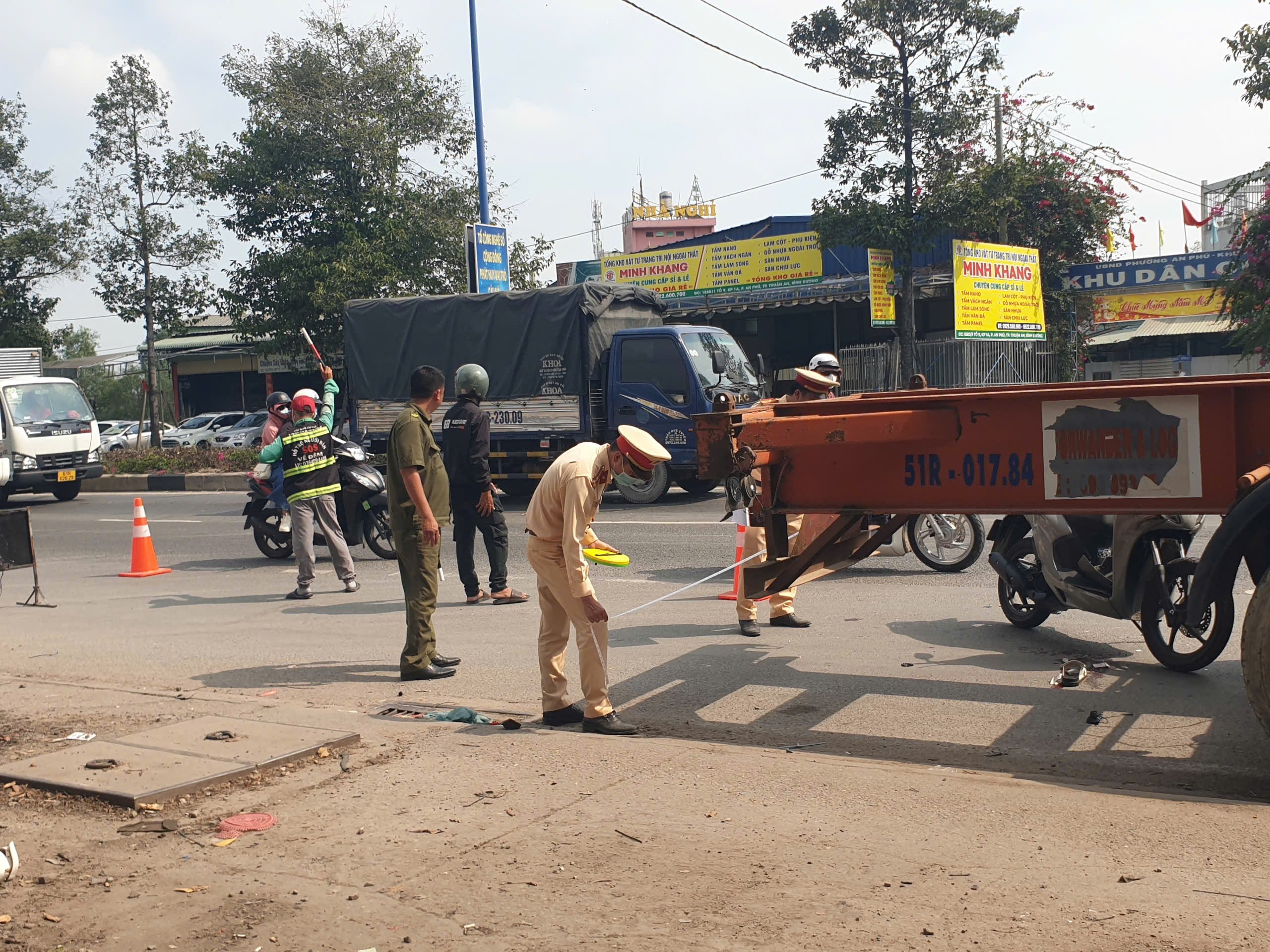 T&ocirc;ng đu&ocirc;i xe container khi chở mẹ đi kh&aacute;m bệnh về, c&ocirc; g&aacute;i trẻ tử vong- Ảnh 2.