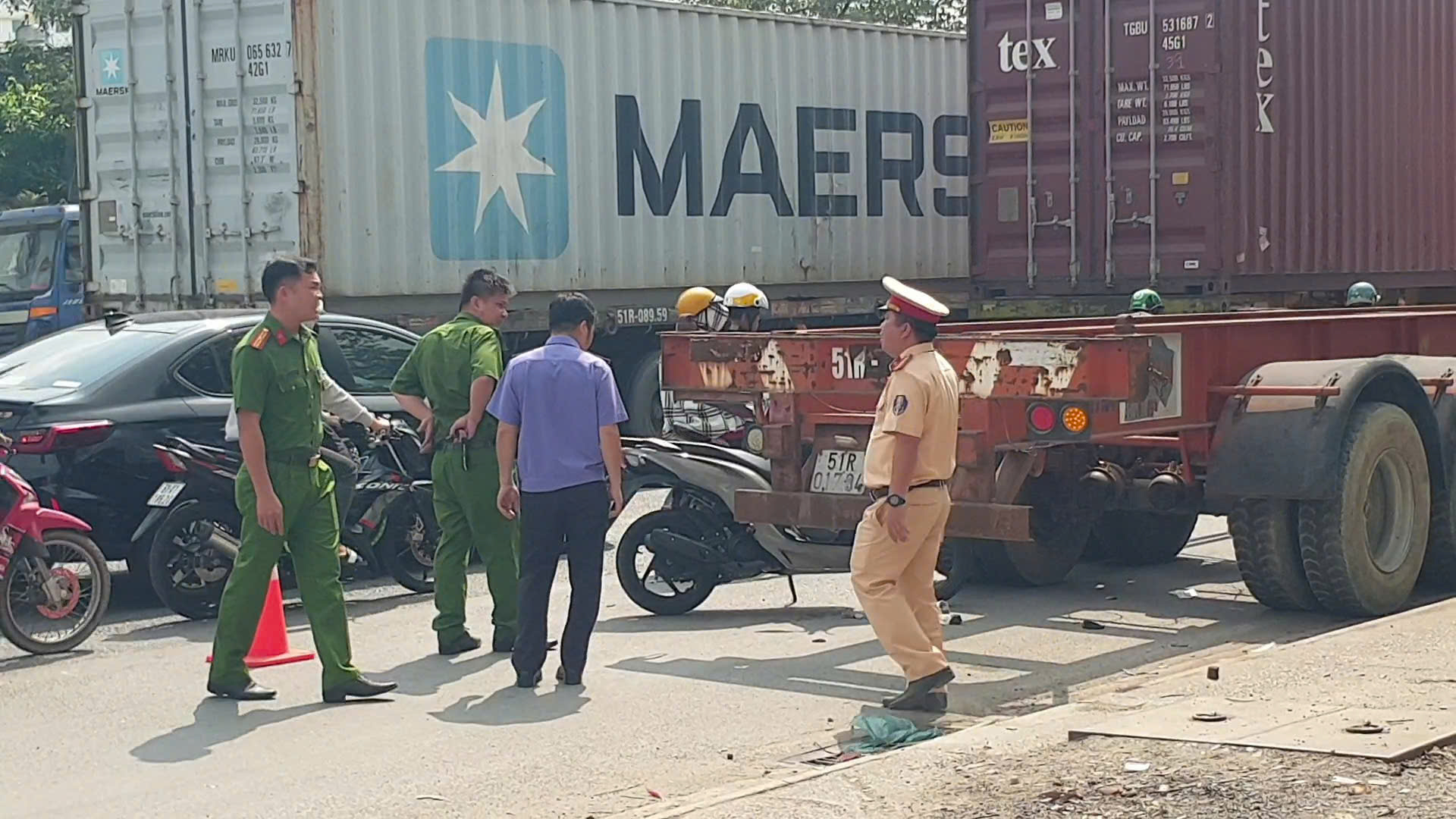 T&ocirc;ng đu&ocirc;i xe container khi chở mẹ đi kh&aacute;m bệnh về, c&ocirc; g&aacute;i trẻ tử vong- Ảnh 1.