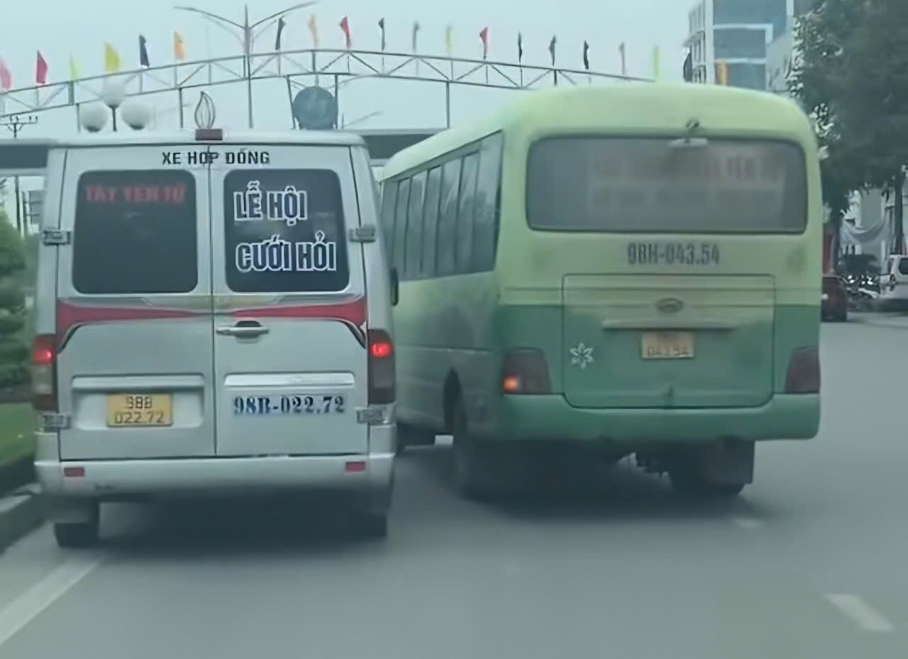 CSGT Bắc Giang v&agrave;o cuộc vụ xe kh&aacute;ch ch&egrave;n &eacute;p, dừng đỗ đ&oacute;n kh&aacute;ch giữa l&ograve;ng đường- Ảnh 1.