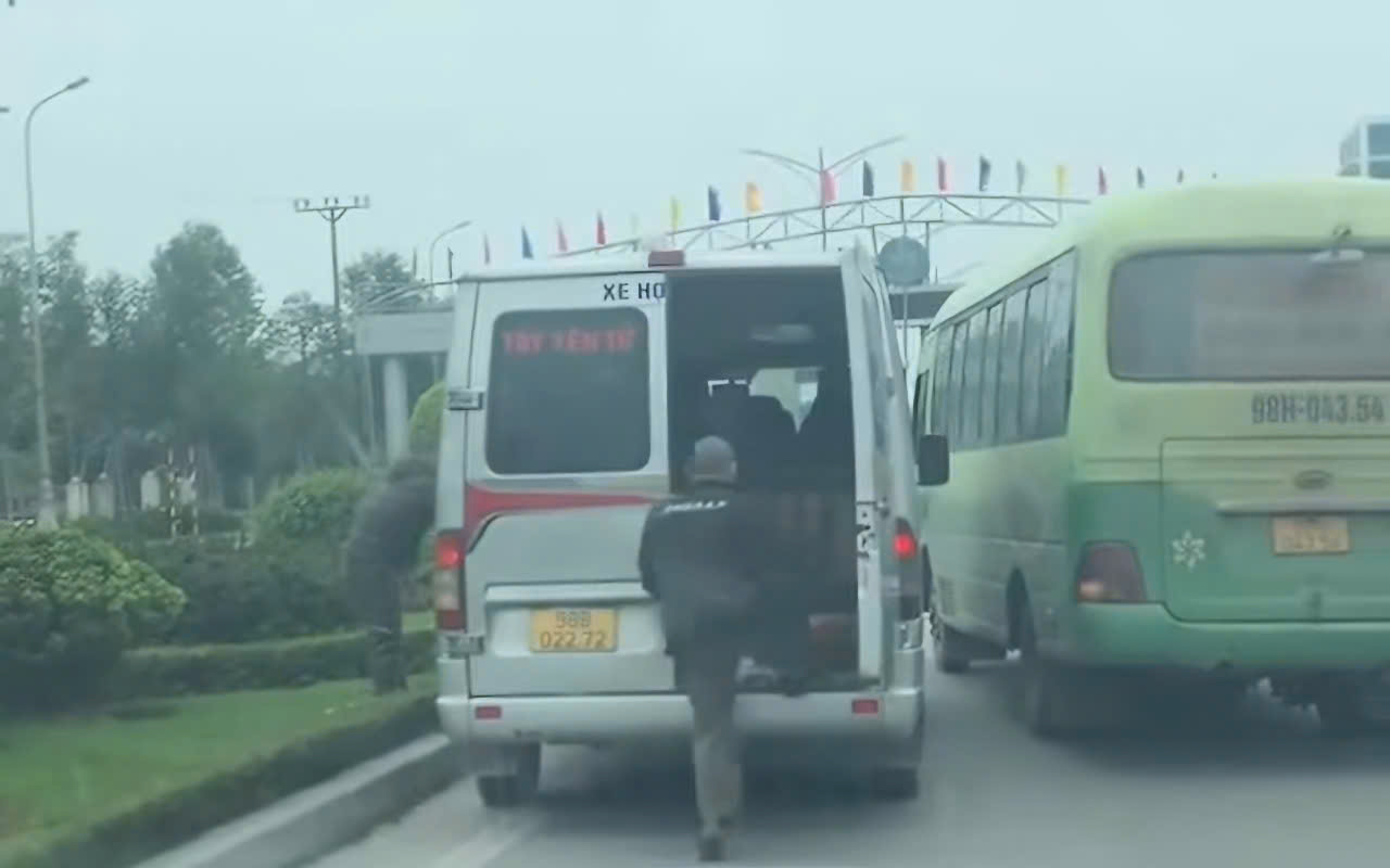 CSGT Bắc Giang v&agrave;o cuộc vụ xe kh&aacute;ch ch&egrave;n &eacute;p, dừng đỗ đ&oacute;n kh&aacute;ch giữa l&ograve;ng đường- Ảnh 2.