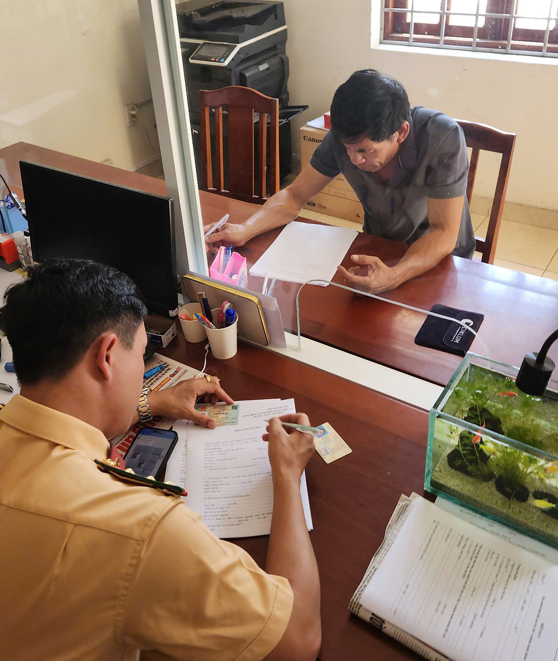 Xe khách vượt ẩu trên đường đèo khiến xe tải lao xuống mương- Ảnh 2. Xe khách vượt ẩu trên đường đèo khiến xe tải lao xuống mương- Ảnh 2.