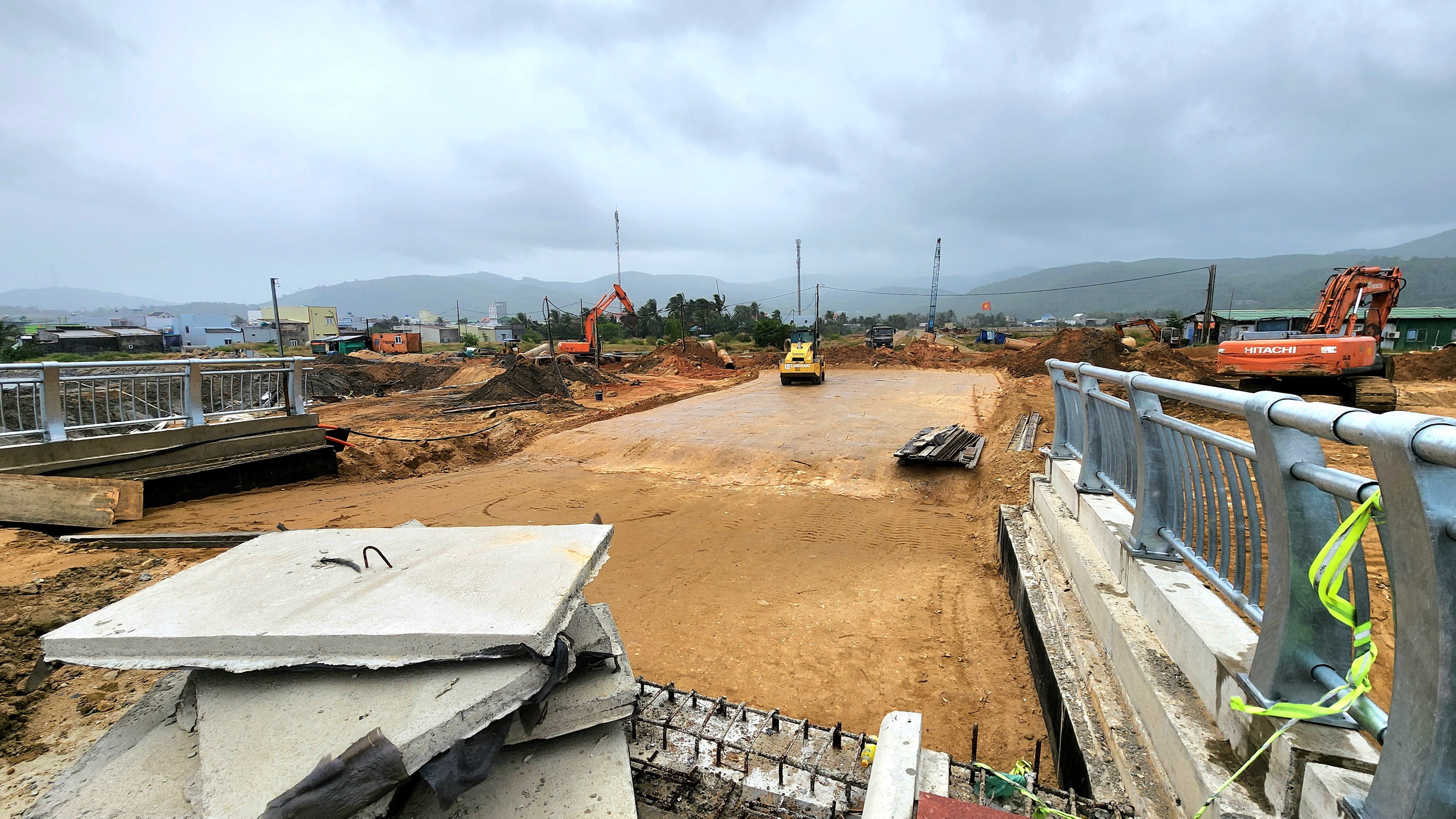 Cận cảnh cầu 265 tỷ bắc qua cửa biển Sa Huỳnh sắp ho&agrave;n th&agrave;nh- Ảnh 7.