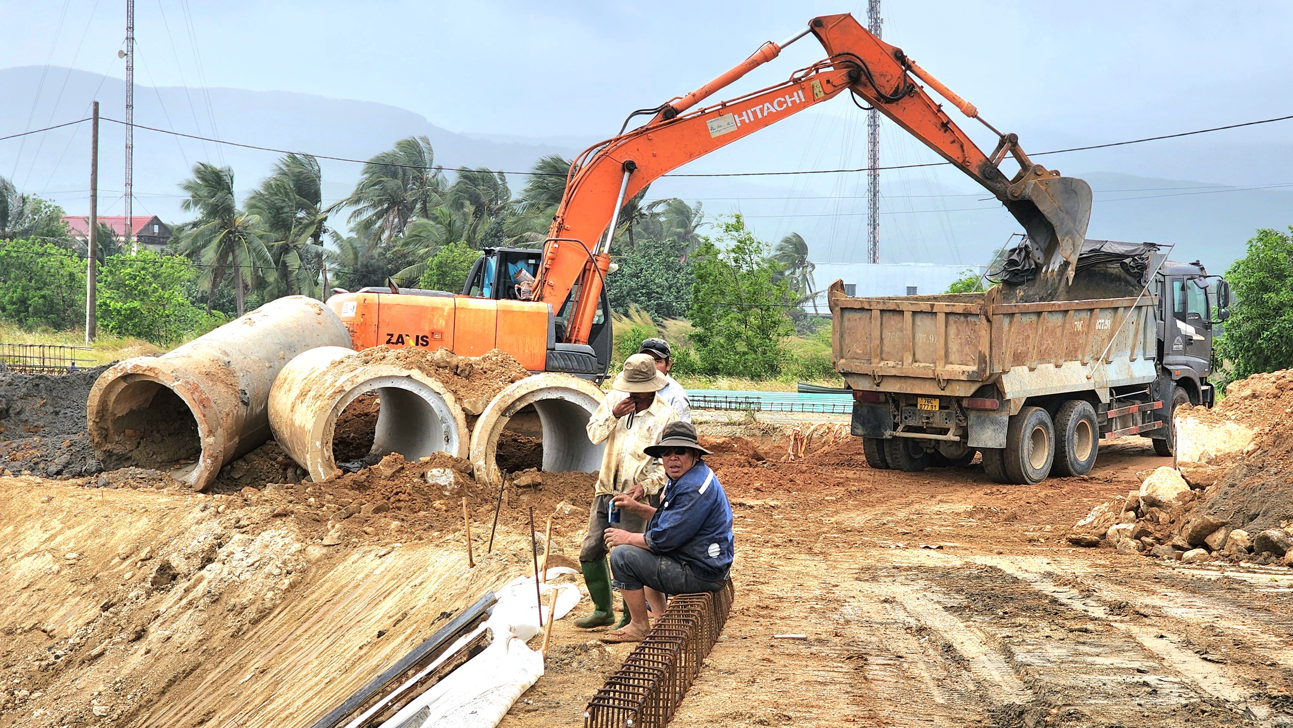 Cận cảnh cầu 265 tỷ bắc qua cửa biển Sa Huỳnh sắp ho&agrave;n th&agrave;nh- Ảnh 8.