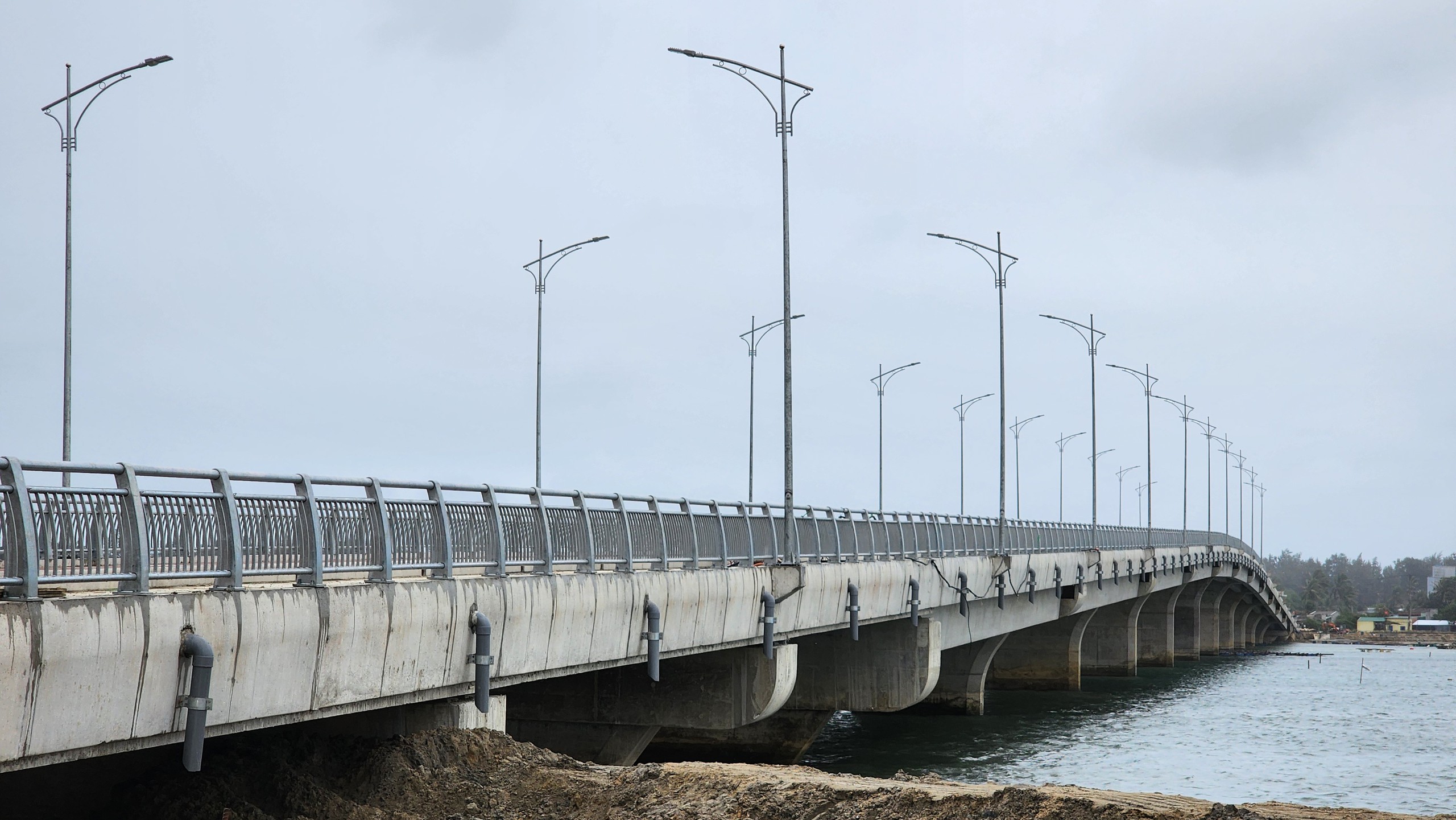 Cận cảnh cầu 265 tỷ bắc qua cửa biển Sa Huỳnh sắp ho&agrave;n th&agrave;nh- Ảnh 2.