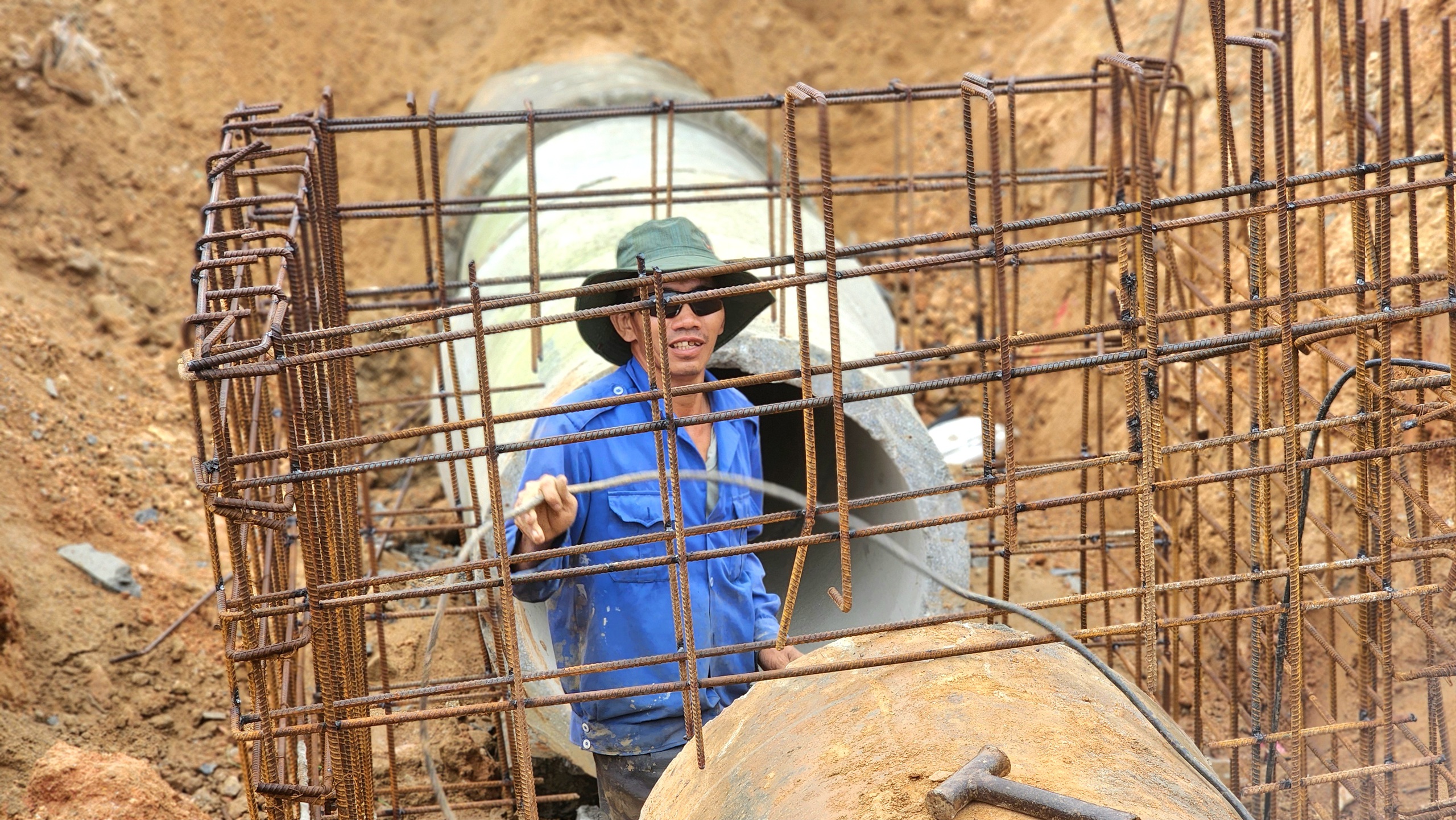 Cận cảnh cầu 265 tỷ bắc qua cửa biển Sa Huỳnh sắp ho&agrave;n th&agrave;nh- Ảnh 10.