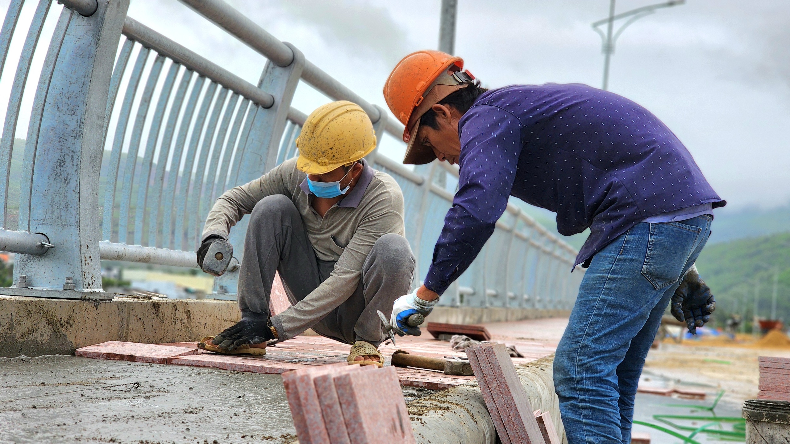 Cận cảnh cầu 265 tỷ bắc qua cửa biển Sa Huỳnh sắp ho&agrave;n th&agrave;nh- Ảnh 4.