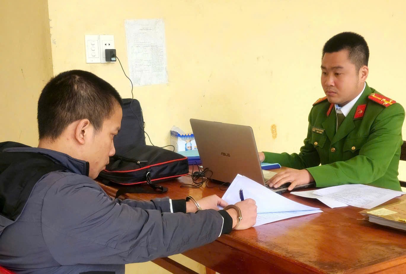 Đối tượng truy n&atilde; quốc tế bị bắt khi vừa xuống s&acirc;n bay Nội B&agrave;i- Ảnh 2.