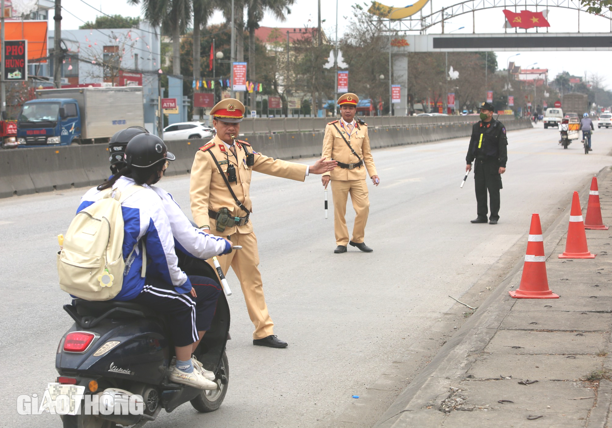 Xử l&yacute; h&agrave;ng trăm học sinh vi phạm giao th&ocirc;ng tr&ecirc;n quốc lộ 1- Ảnh 2.