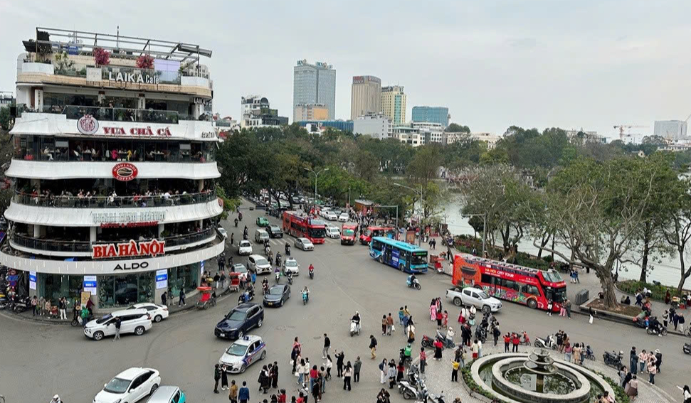 Đổi lộ trình 15 tuyến buýt khi phá dỡ tòa nhà "Hàm cá mập"- Ảnh 1. Đổi lộ trình 15 tuyến buýt khi phá dỡ tòa nhà "Hàm cá mập"- Ảnh 1.