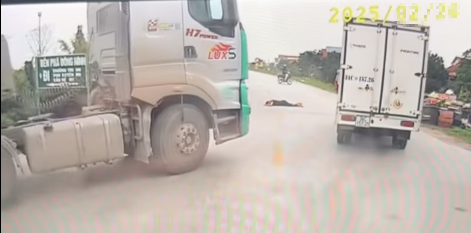 Bị xe đầu k&eacute;o chở gạch c&aacute;n, một người phụ nữ tử vong- Ảnh 2.