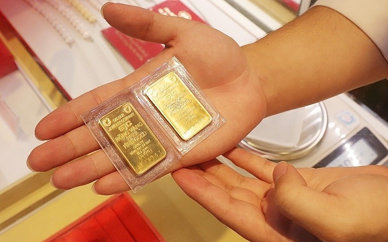 V&agrave;ng trong nước nhanh ch&oacute;ng vượt 100 triệu đồng/lượng