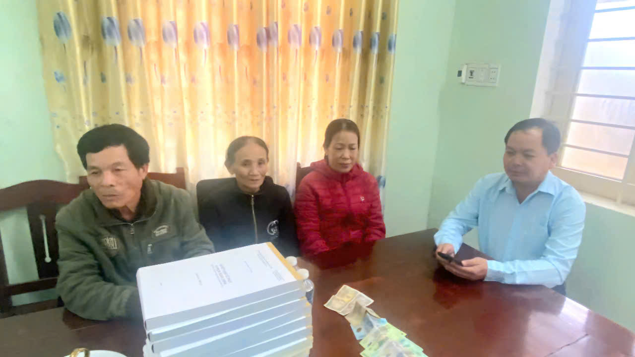 Vụ học sinh n&eacute;m đ&aacute; vỡ k&iacute;nh t&agrave;u hỏa: Gia đ&igrave;nh tự nguyện xin bồi thường- Ảnh 1.