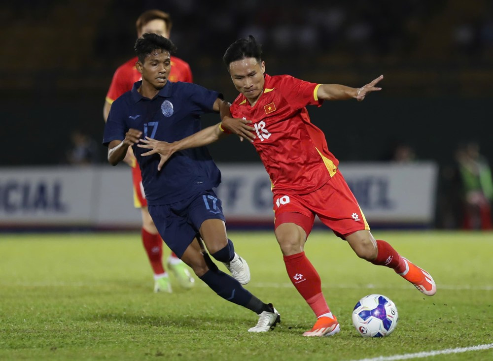 HLV Kim Sang-sik lý giải động thái bất ngờ ở trận thắng Campuchia- Ảnh 1. HLV Kim Sang-sik lý giải động thái bất ngờ ở trận thắng Campuchia- Ảnh 1.