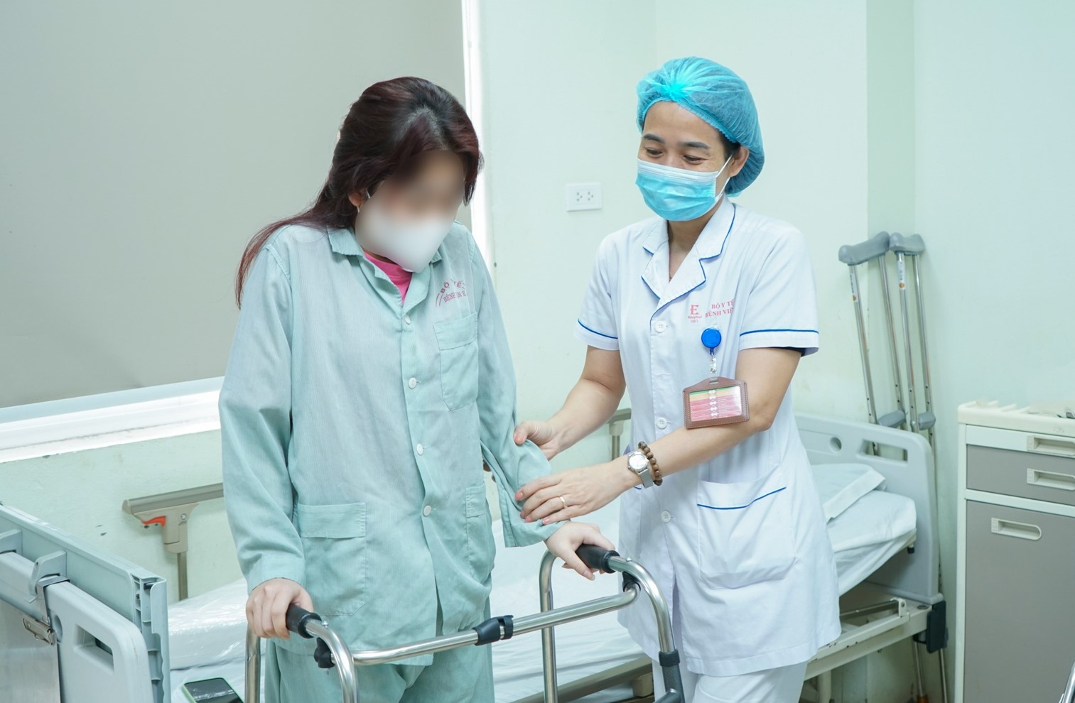 Thay khớp háng thành công cho cô gái "xương hóa đá" hiếm gặp- Ảnh 1. Thay khớp háng thành công cho cô gái "xương hóa đá" hiếm gặp- Ảnh 1.