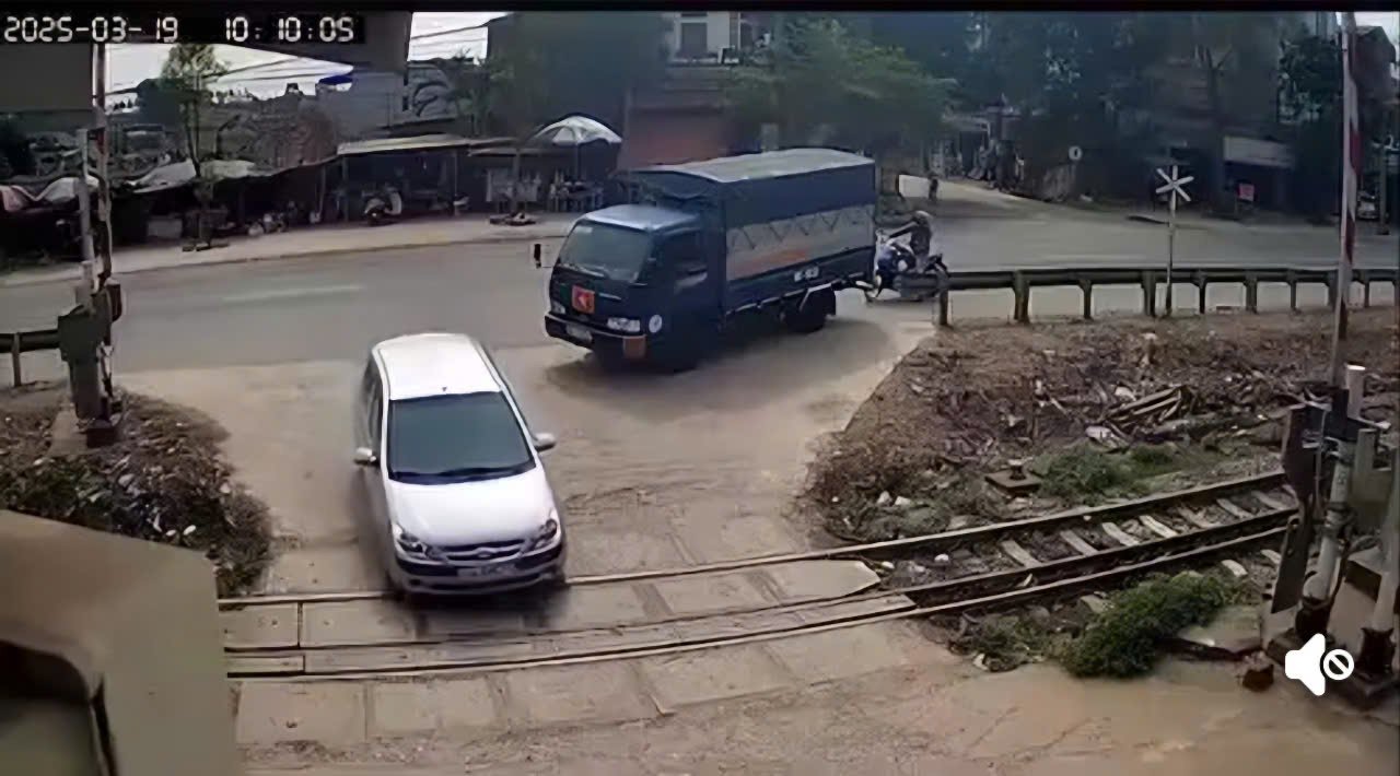 L&agrave;m r&otilde; nguy&ecirc;n nh&acirc;n barie g&aacute;c chắn đường ngang bất ngờ bật mở g&acirc;y tai nạn- Ảnh 2.