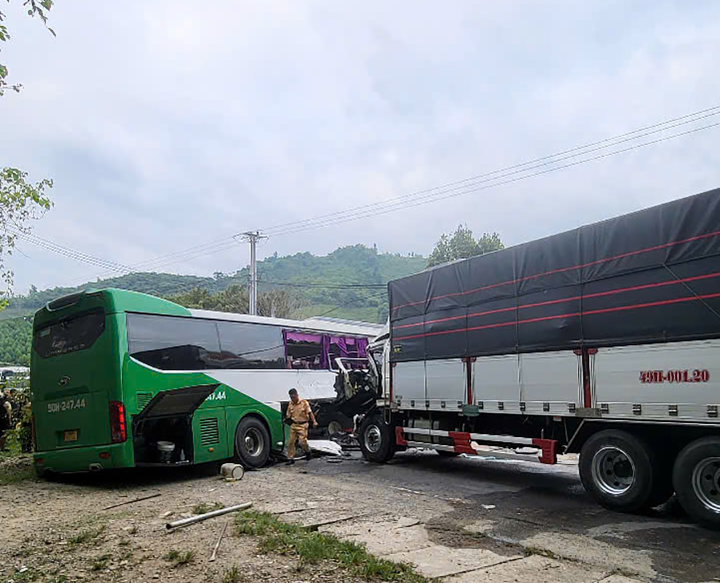 Tài xế ô tô tải mắc kẹt sau va chạm với xe khách, người dân phá cửa đưa đi cấp cứu- Ảnh 1. Tài xế ô tô tải mắc kẹt sau va chạm với xe khách, người dân phá cửa đưa đi cấp cứu- Ảnh 1.