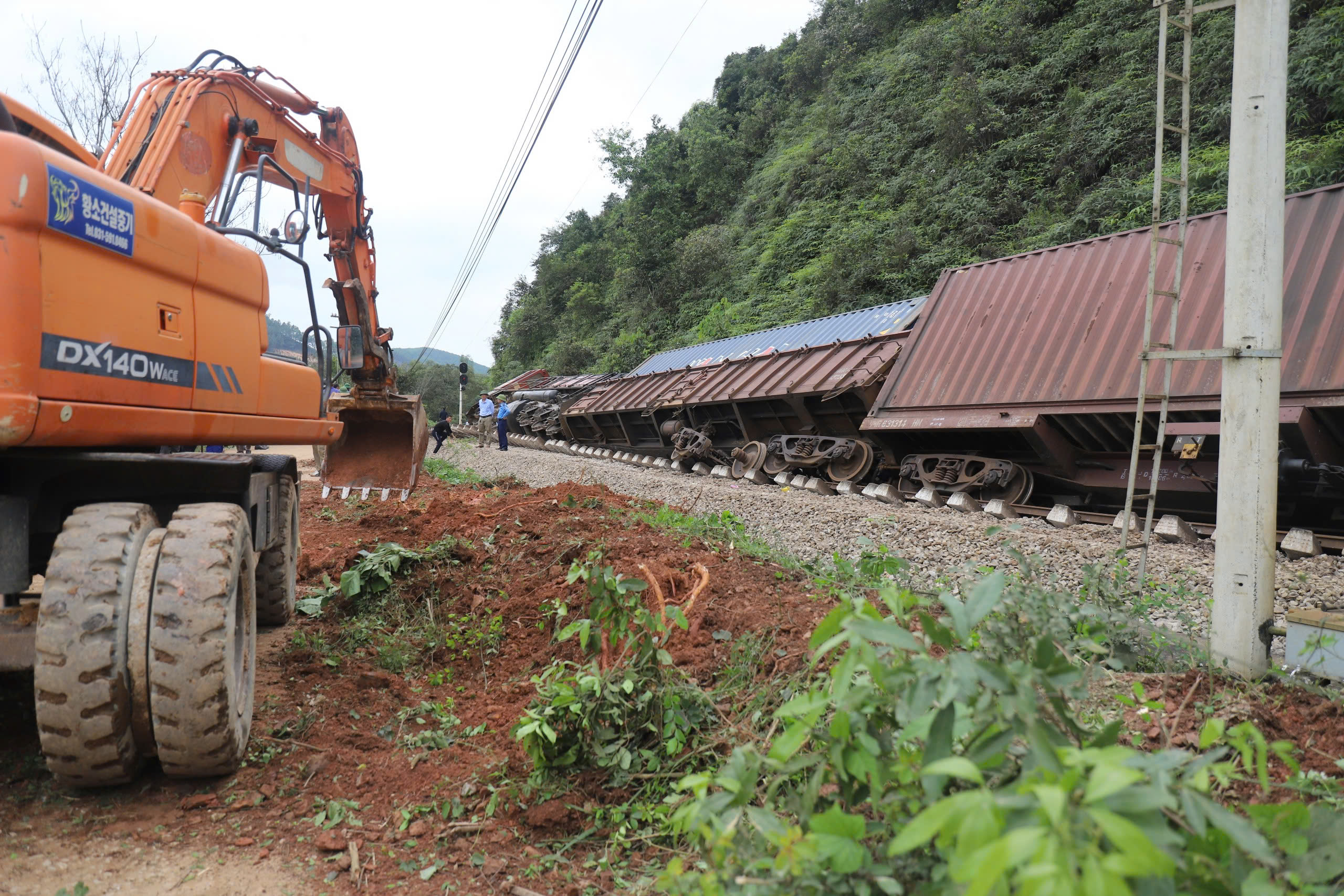 Huy động 200 người xuy&ecirc;n đ&ecirc;m cứu hộ t&agrave;u h&agrave;ng bị lật ở H&agrave; Tĩnh- Ảnh 2.