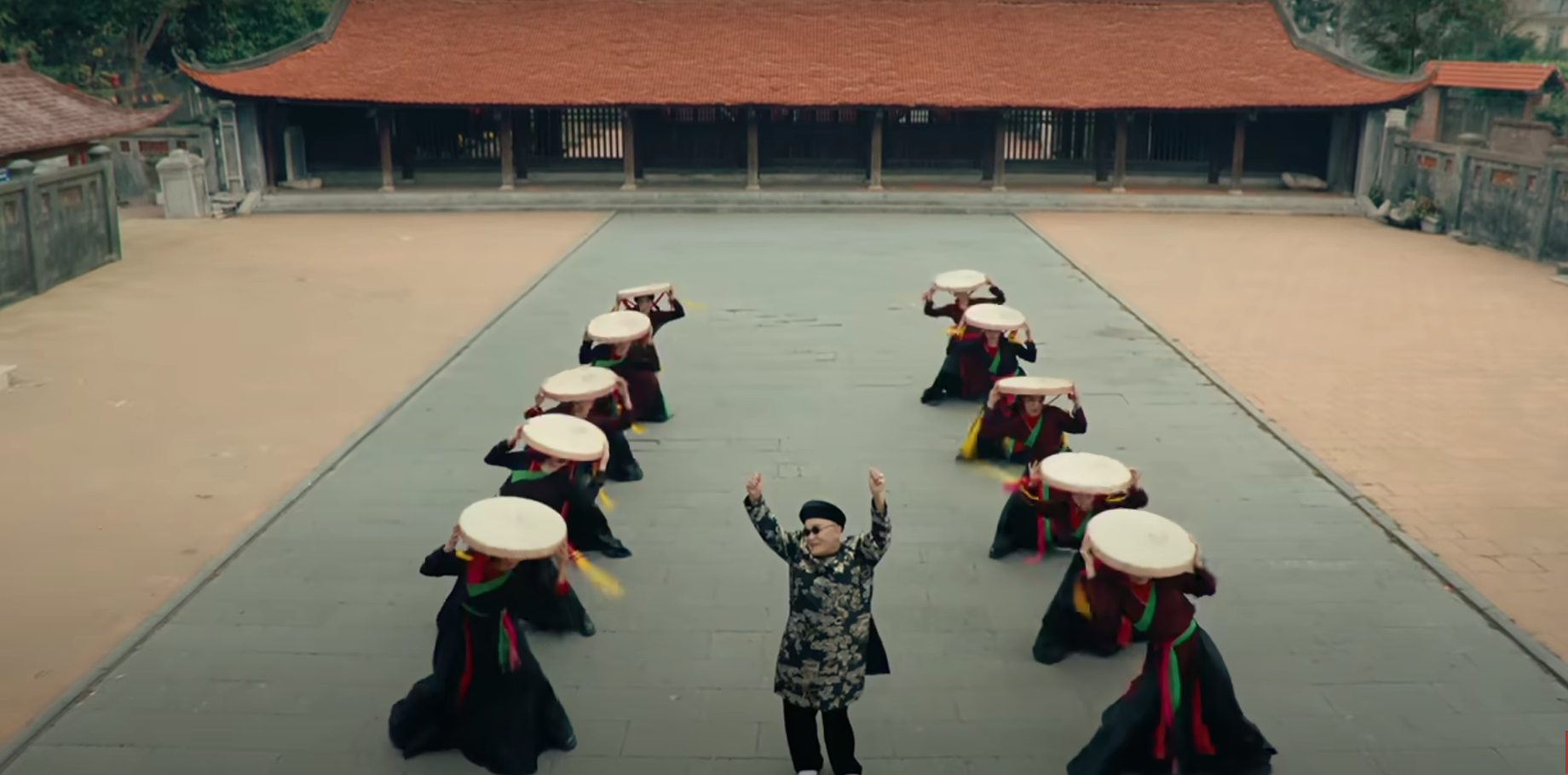 H&ograve;a Minzy "k&eacute;o" cả l&agrave;ng đi quay "Bắc Bling", mời cả l&agrave;ng về ăn cỗ to ng&agrave;y ra mắt MV- Ảnh 2.