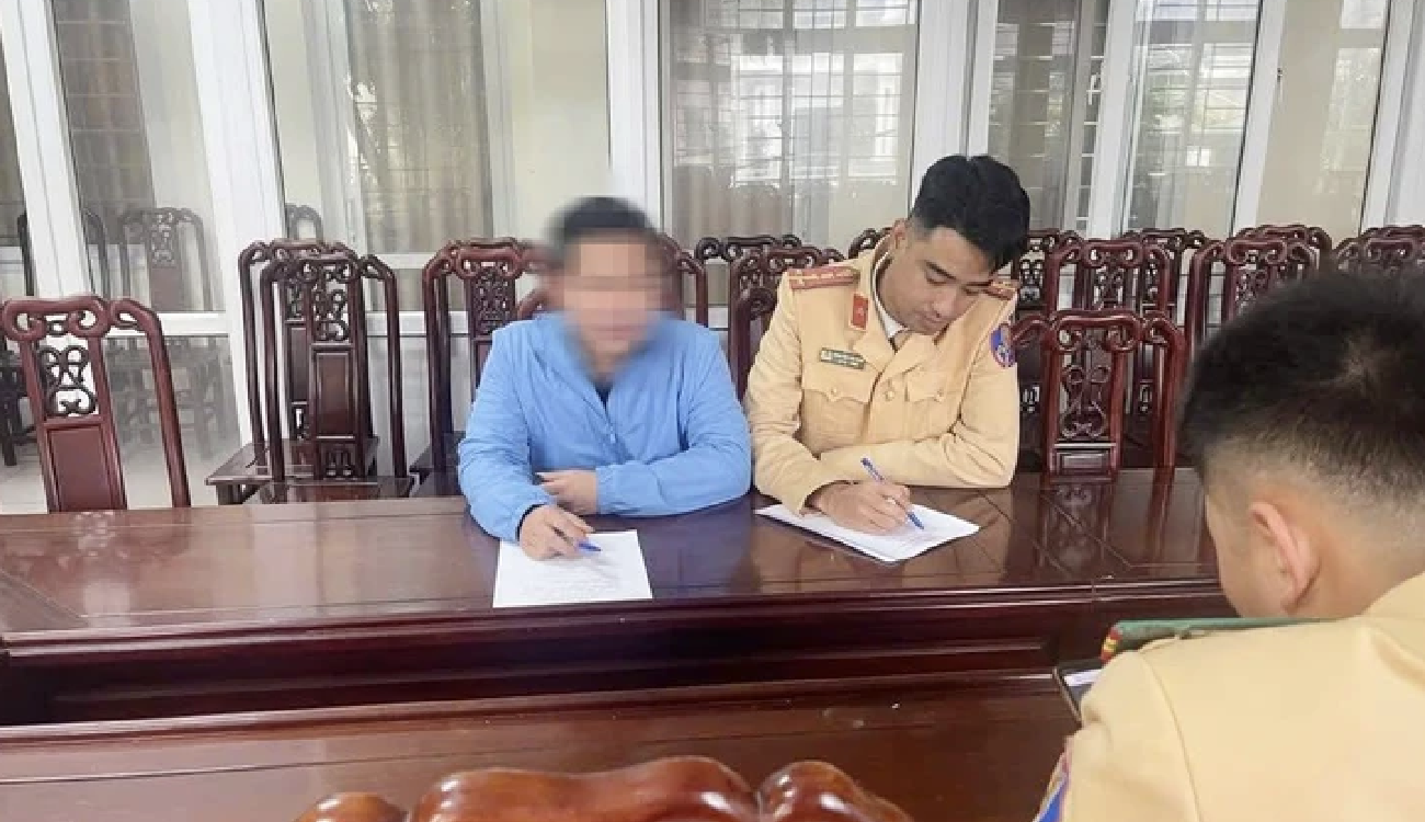 Xử lý tài xế dùng băng dán đen sửa biển số nhằm tránh phạt nguội- Ảnh 2. Xử lý tài xế dùng băng dán đen sửa biển số nhằm tránh phạt nguội- Ảnh 2.